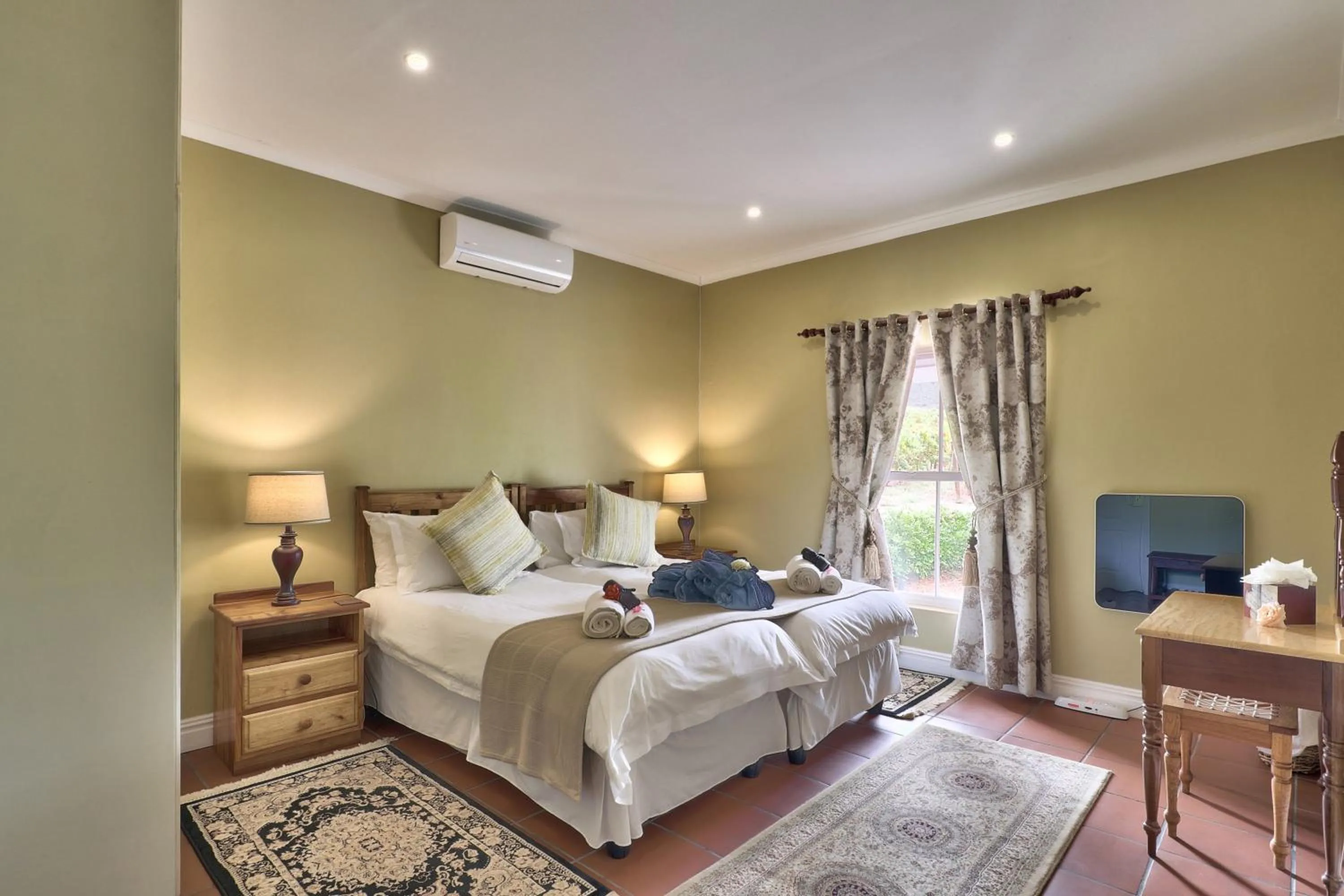 Bedroom, Bed in Orange Grove