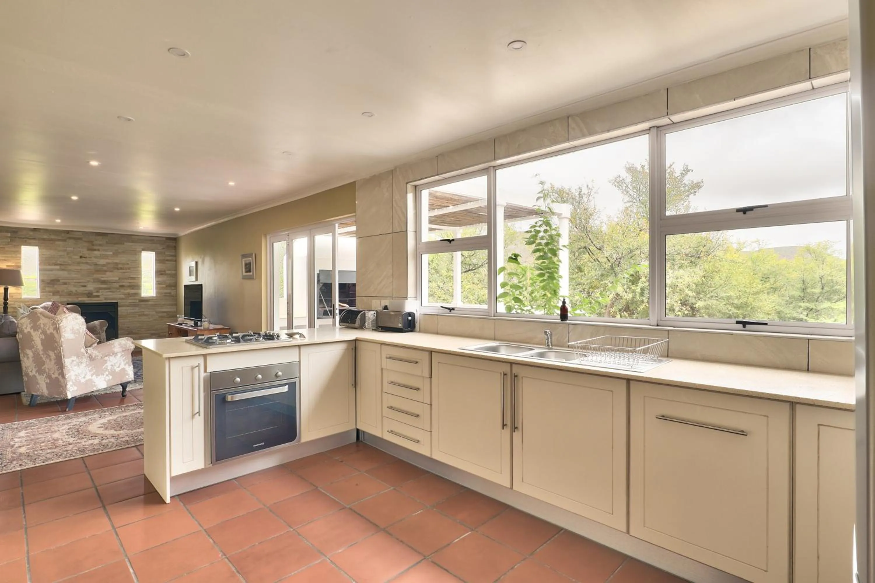 Kitchen or kitchenette in Orange Grove