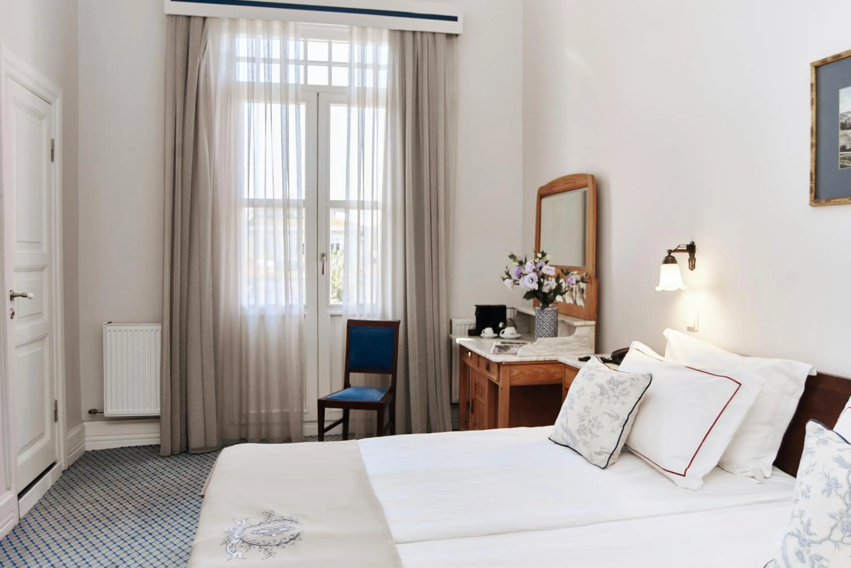 View (from property/room), Bed in Büyükada Splendid Palace Hotel