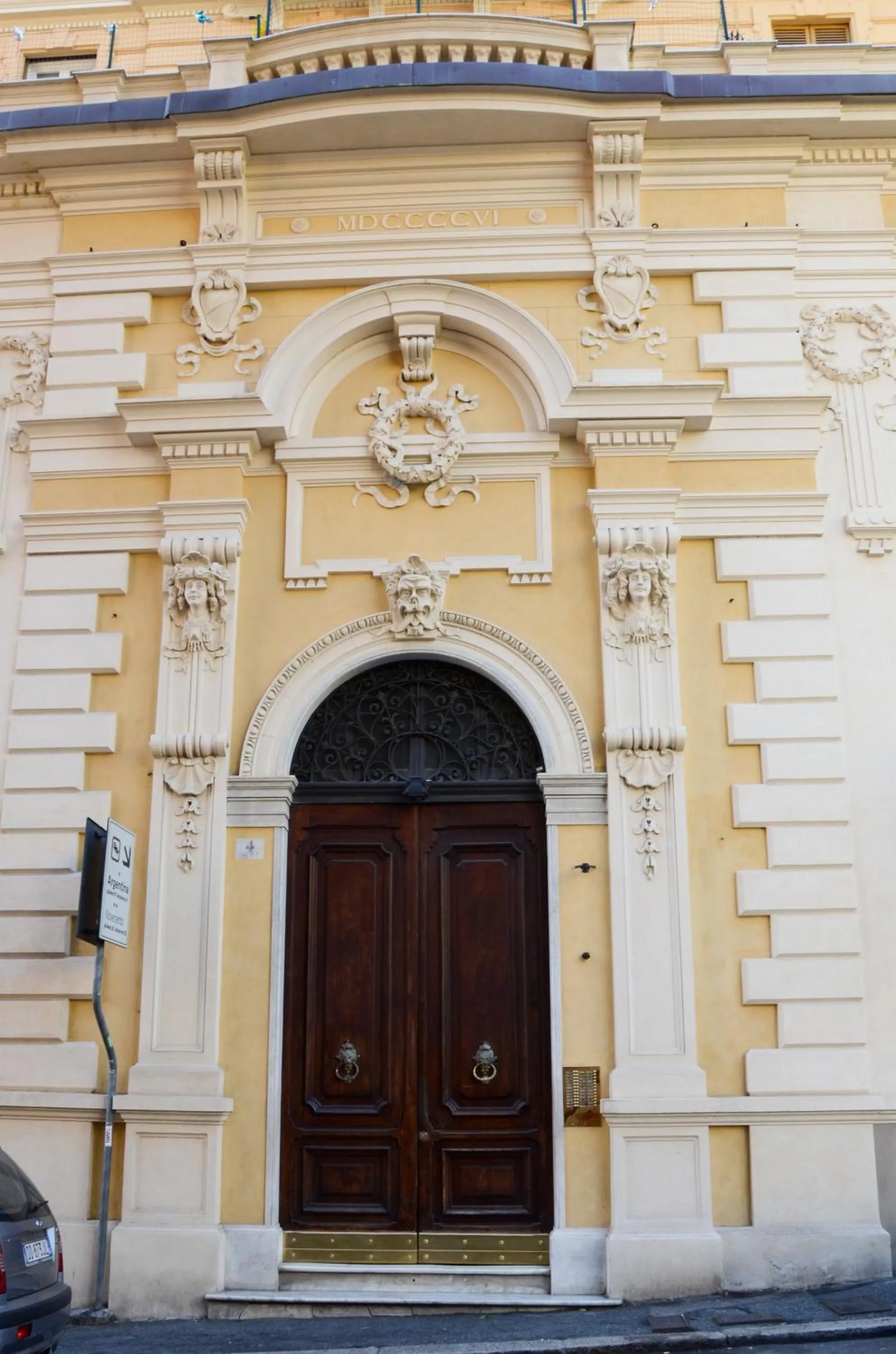 Facade/entrance in Albergo Novecento