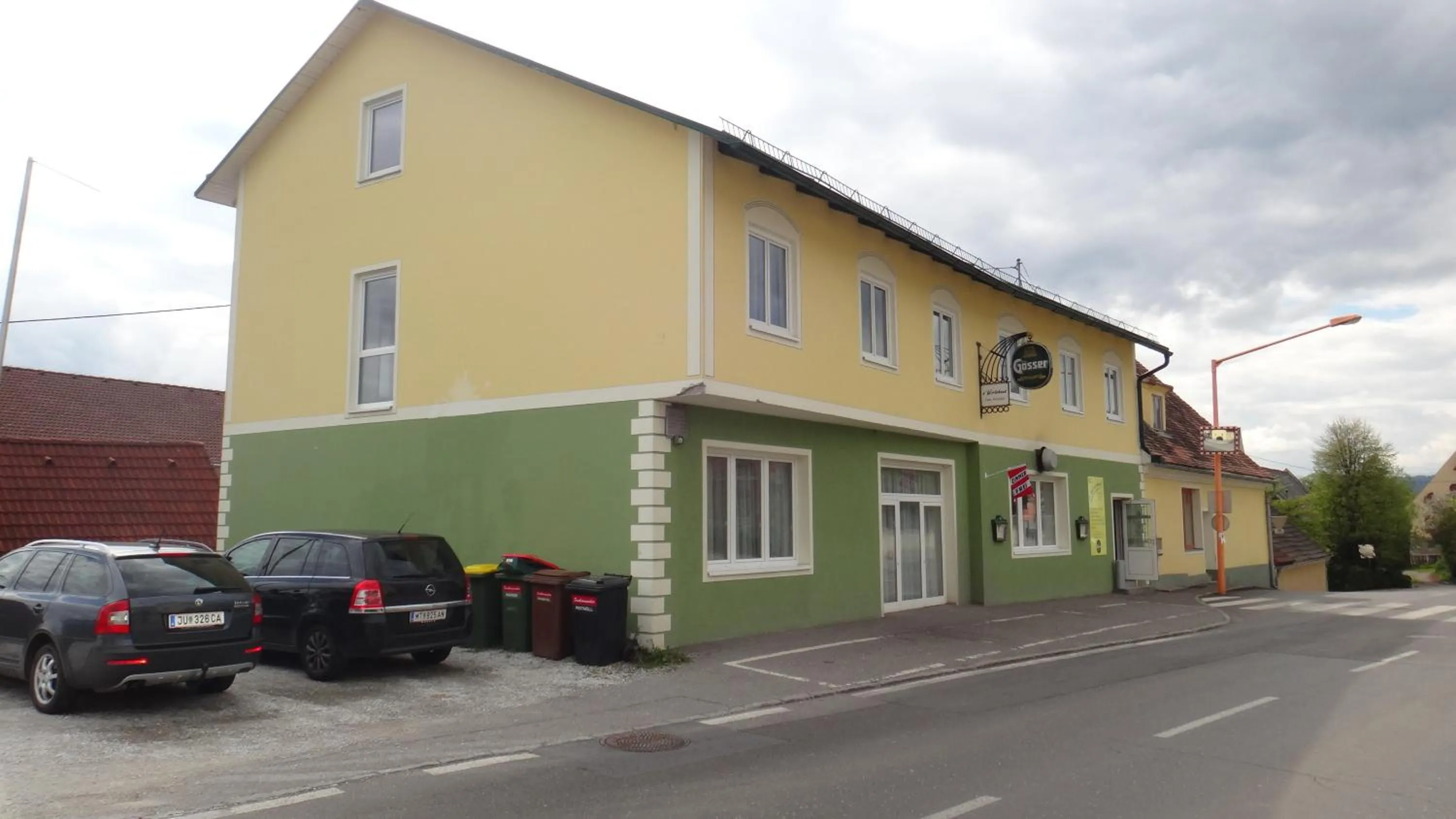 Facade/entrance in sWirtshaus M&N