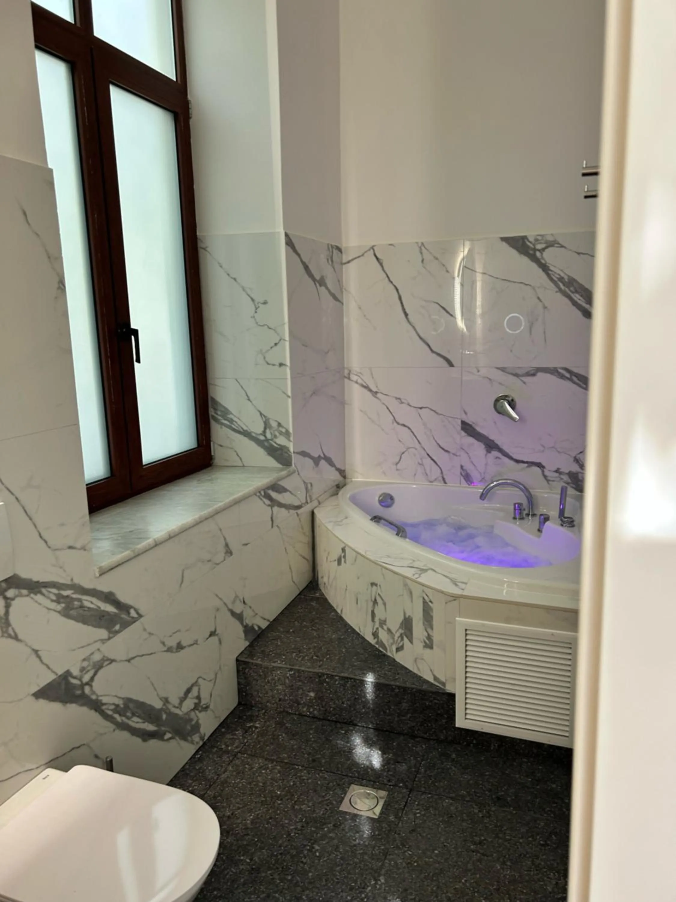 Toilet in Jensen Luxury Suites