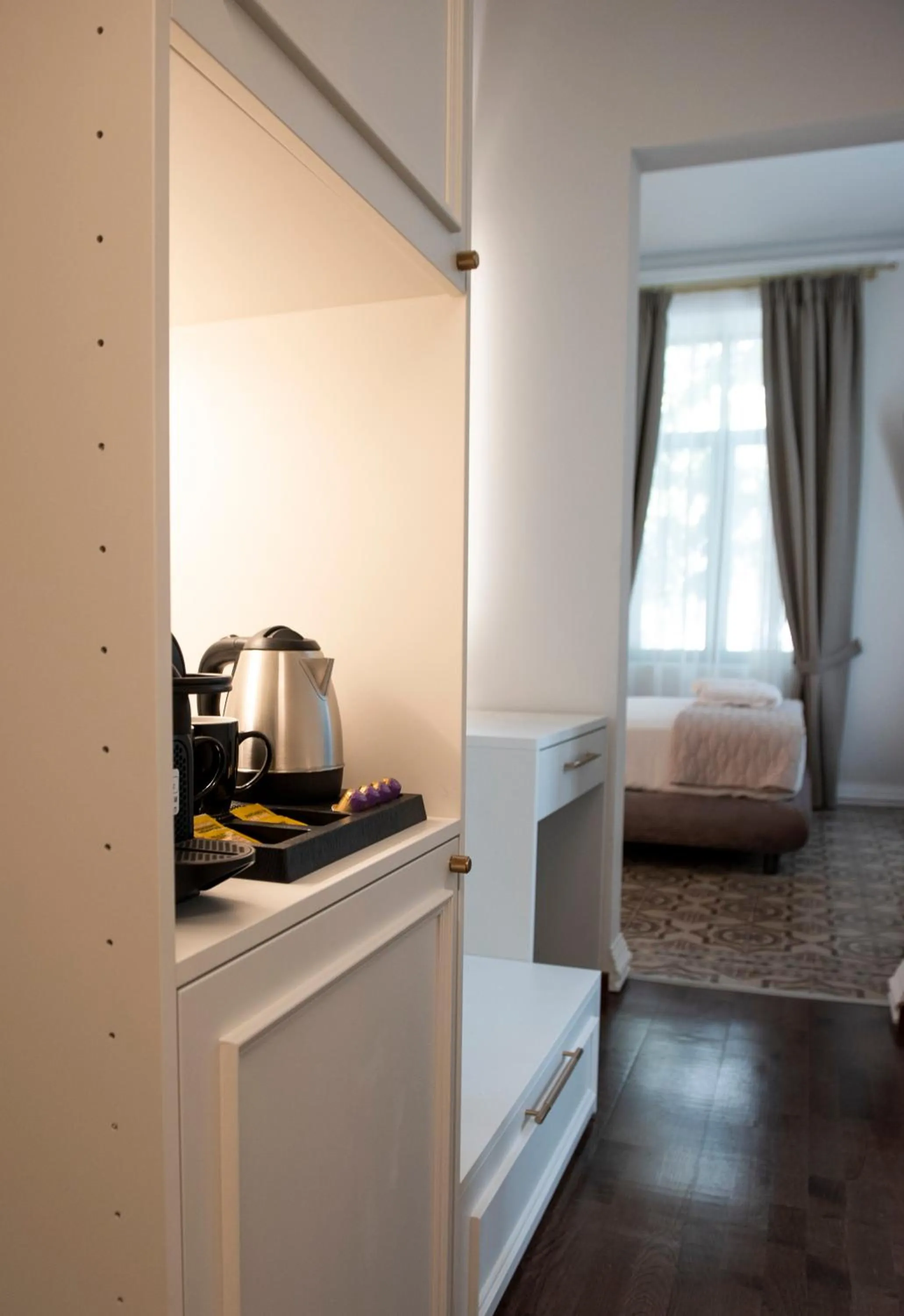 Coffee/tea facilities, Bed in Jensen Luxury Suites