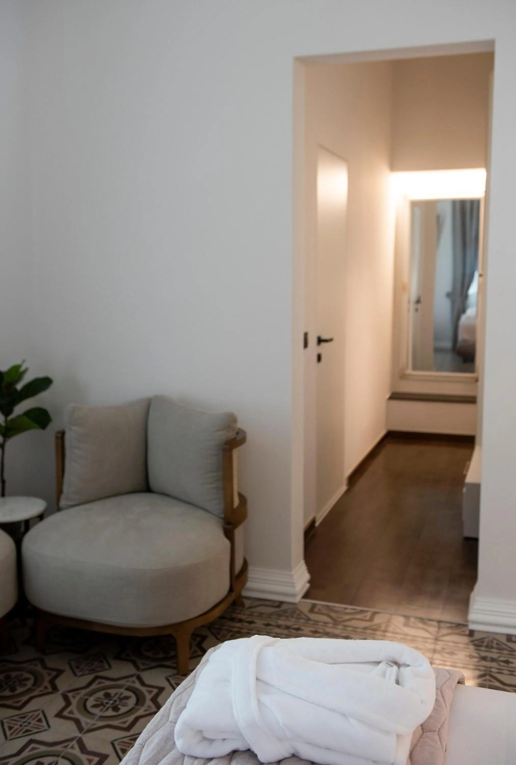 Seating area, Bed in Jensen Luxury Suites