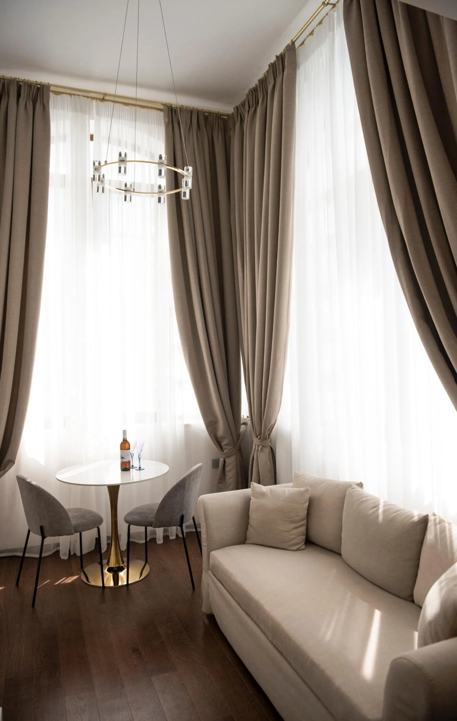 Living room in Jensen Luxury Suites