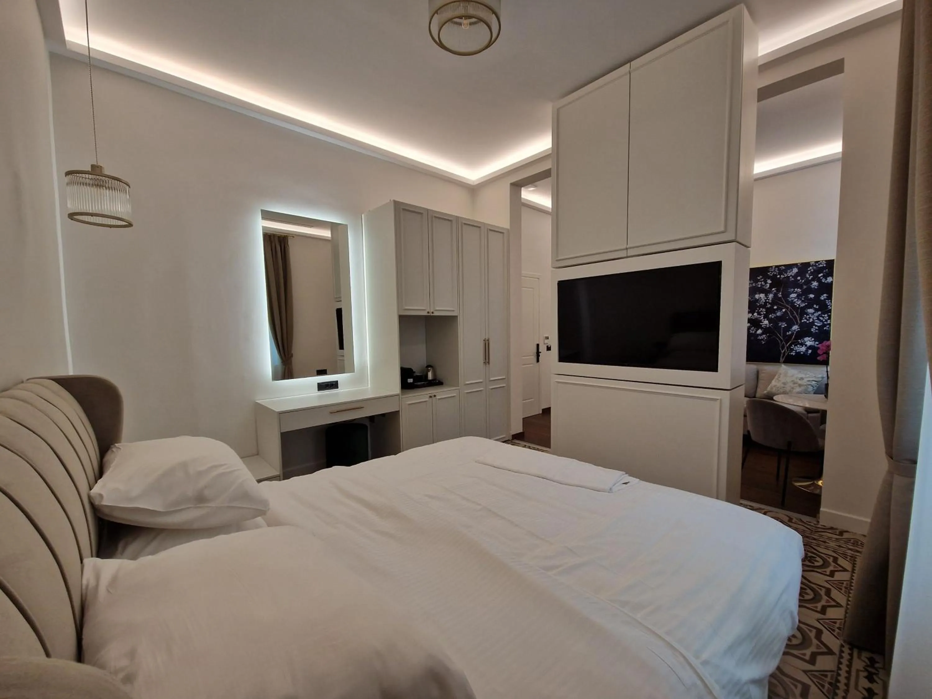 Bed in Jensen Luxury Suites