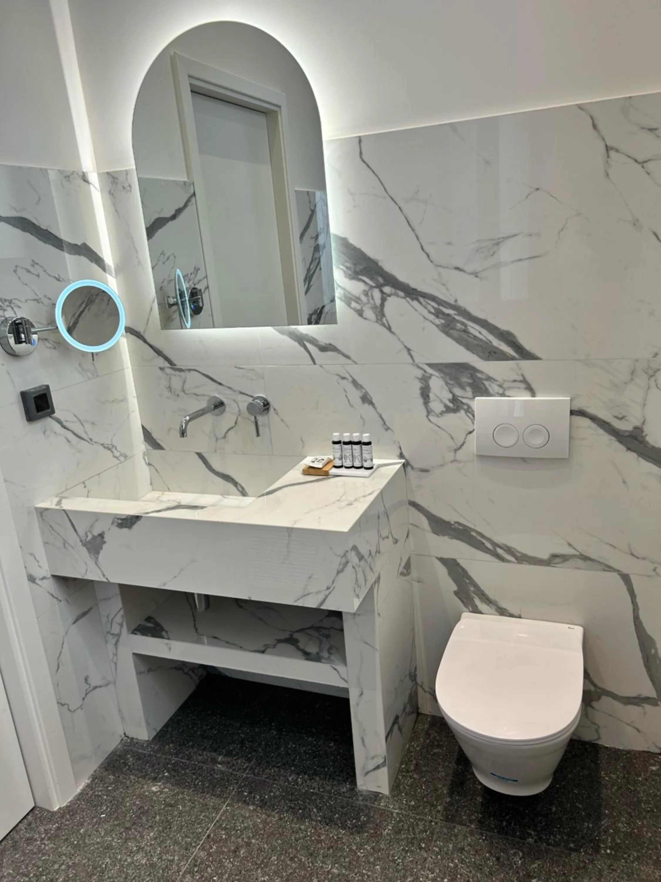 Toilet in Jensen Luxury Suites