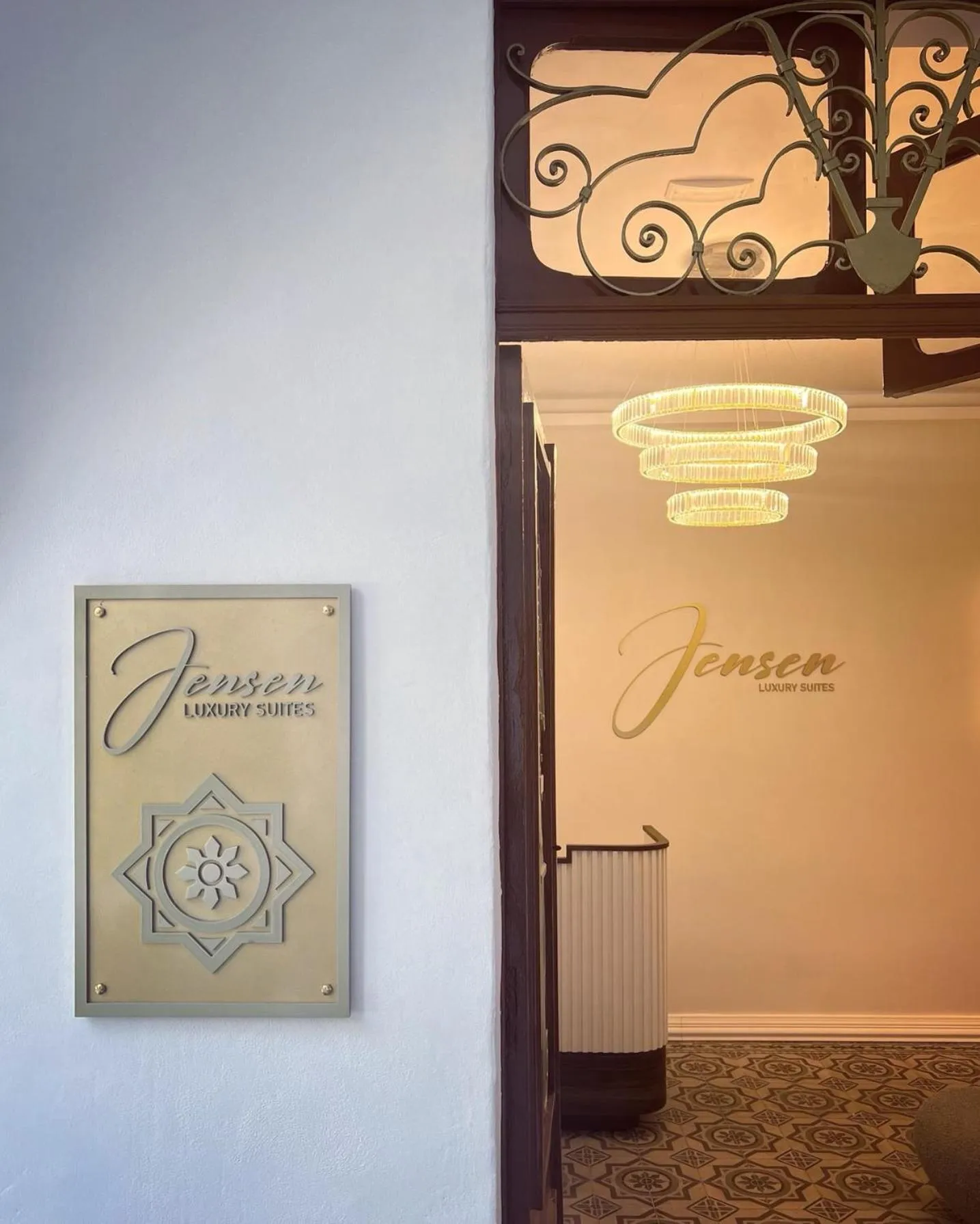 Facade/entrance in Jensen Luxury Suites
