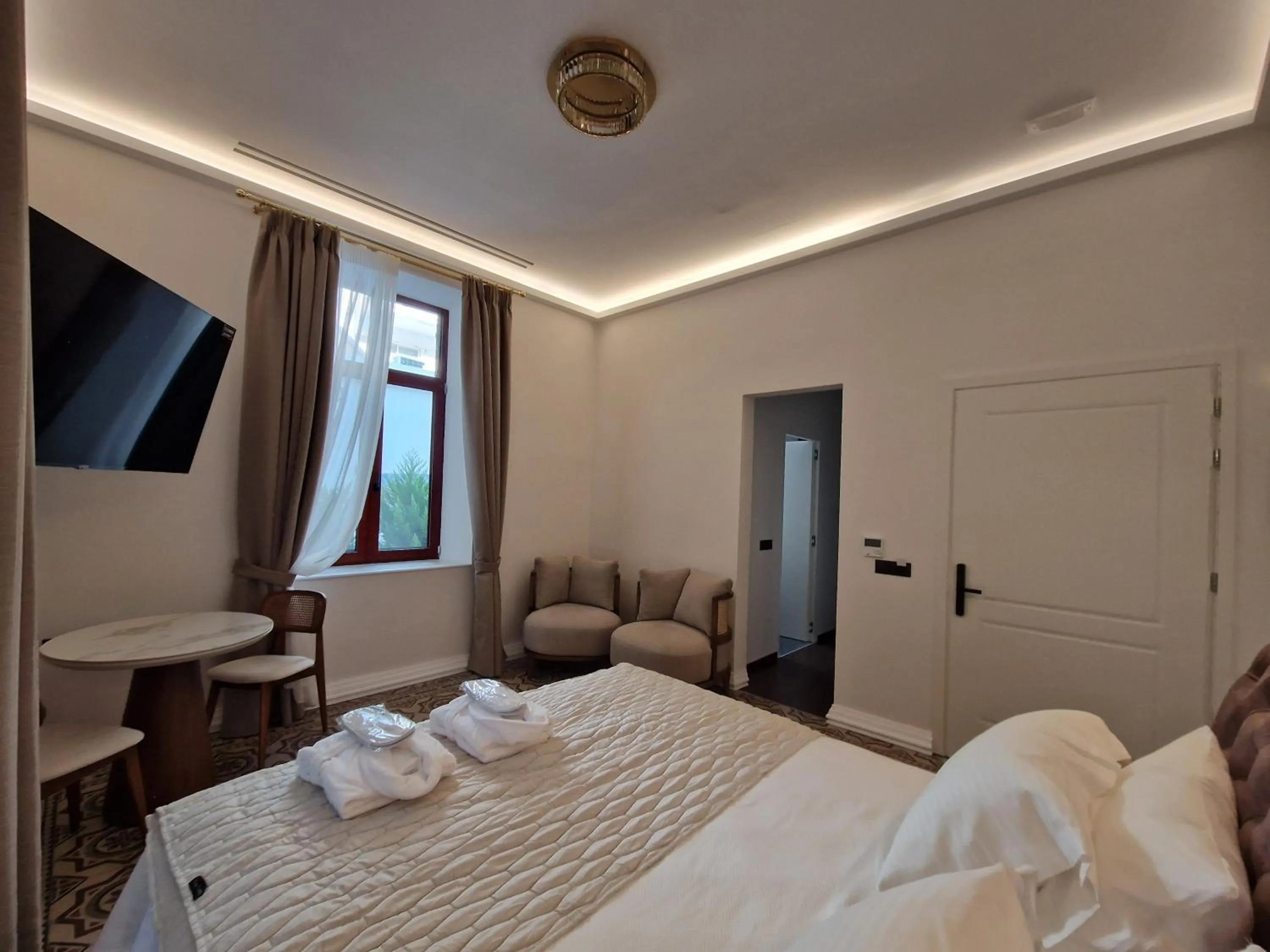 TV and multimedia, Bed in Jensen Luxury Suites