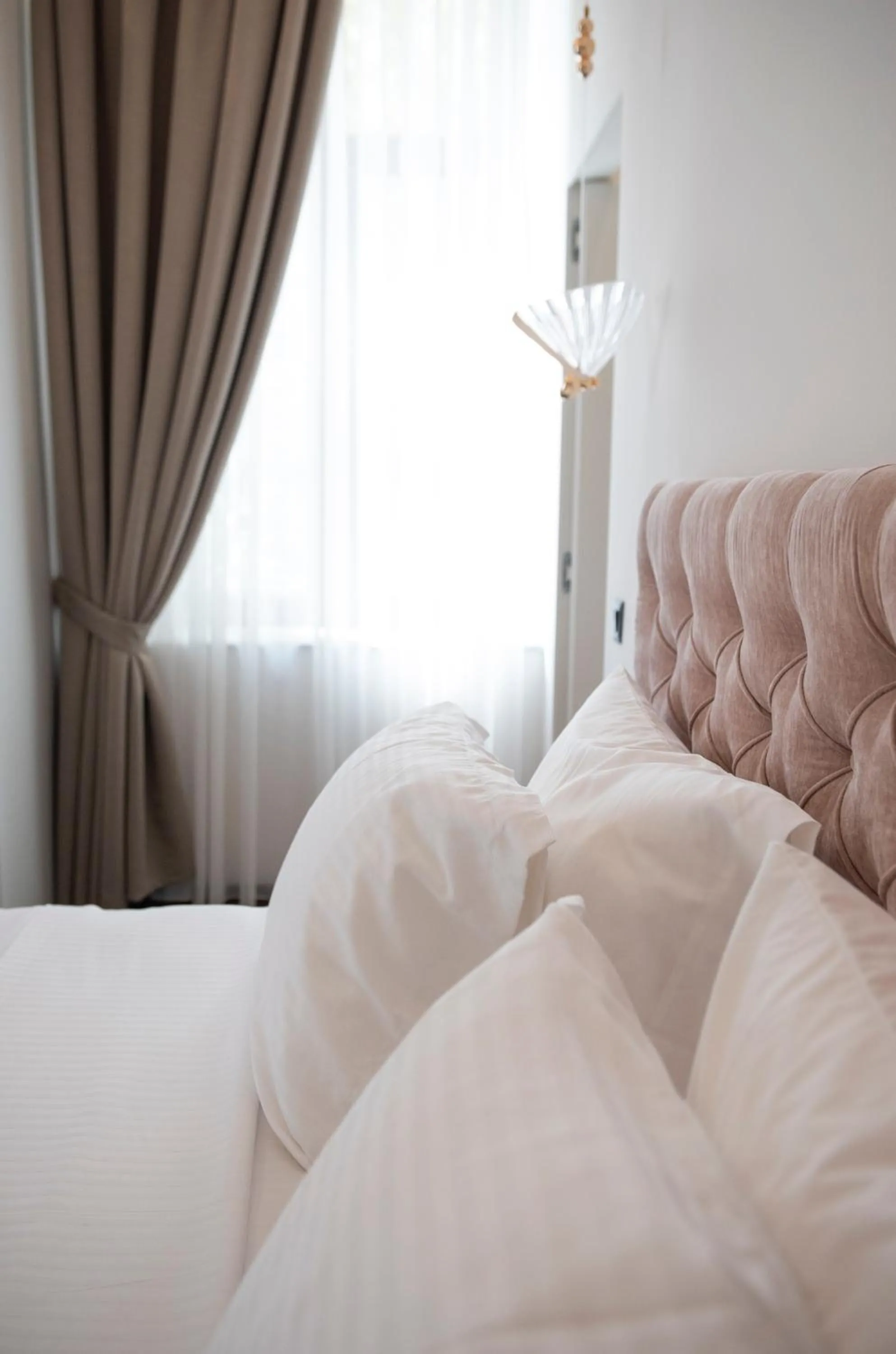 Bed in Jensen Luxury Suites