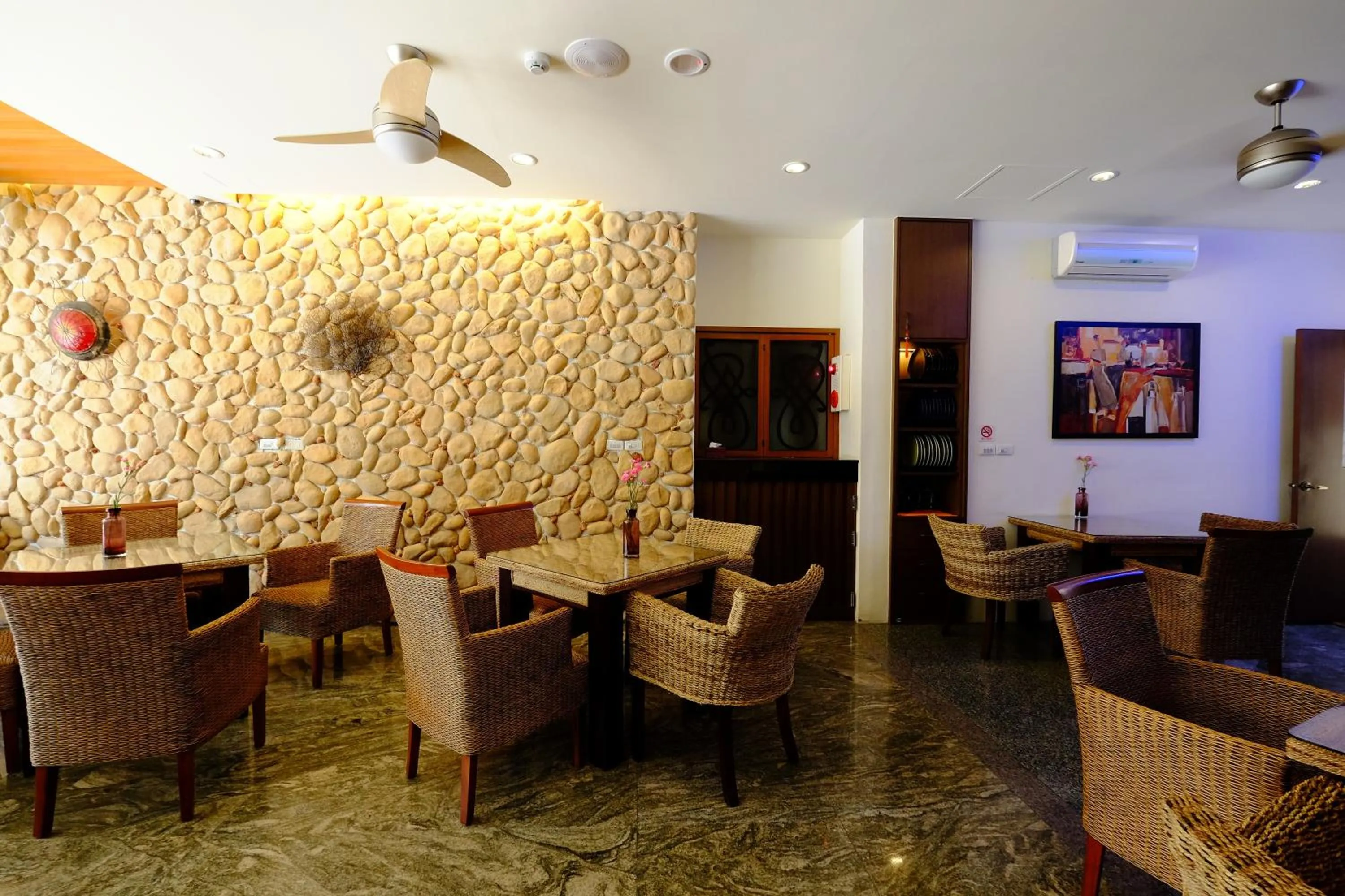 Restaurant/places to eat in Haiye Guest House