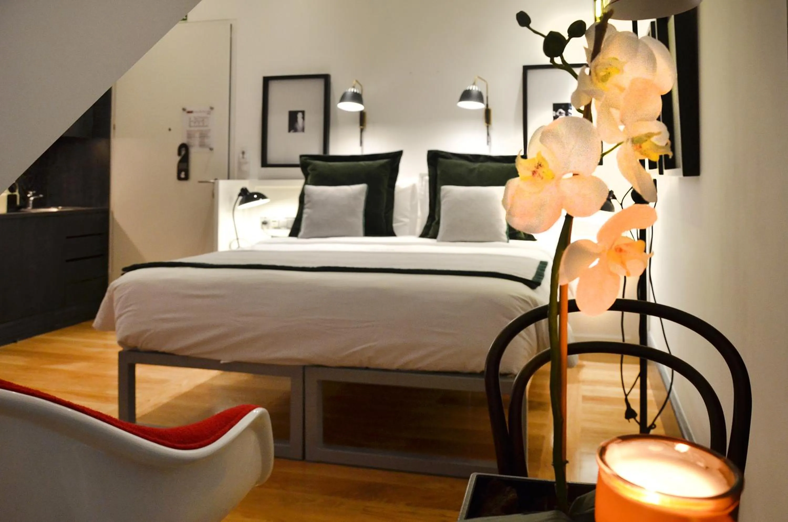 Bedroom, Bed in Browns Central Hotel