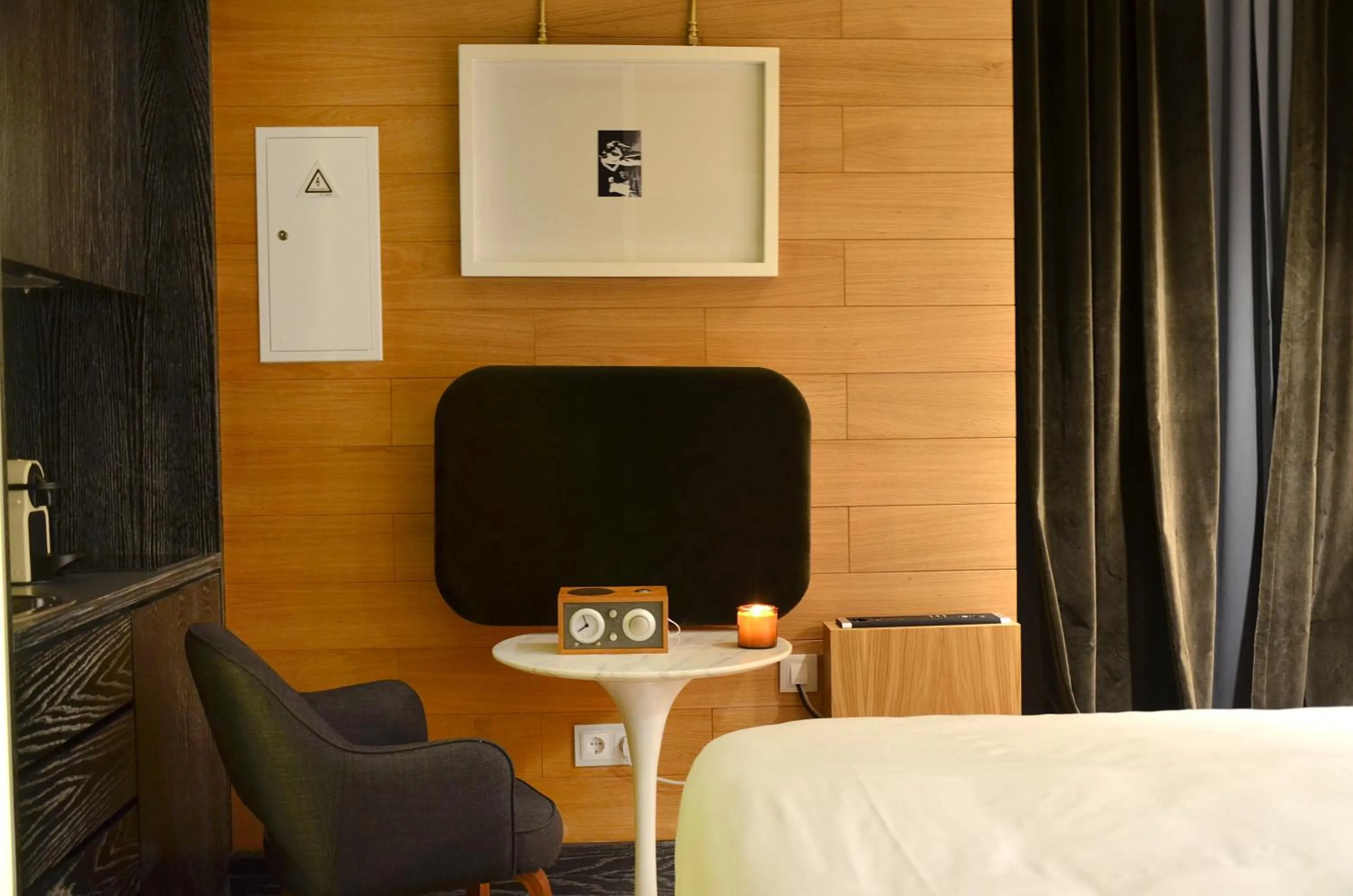 Bedroom, Bed in Browns Central Hotel