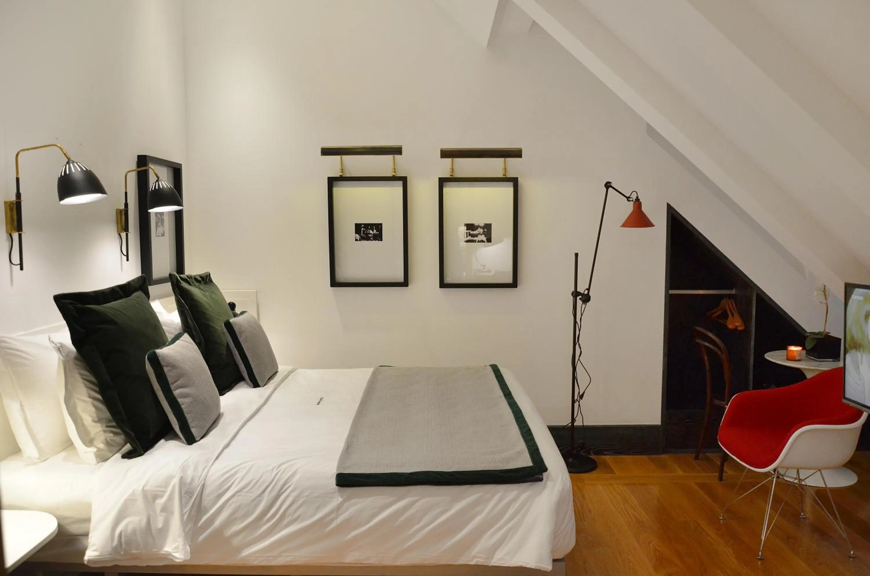 Bedroom, Bed in Browns Central Hotel