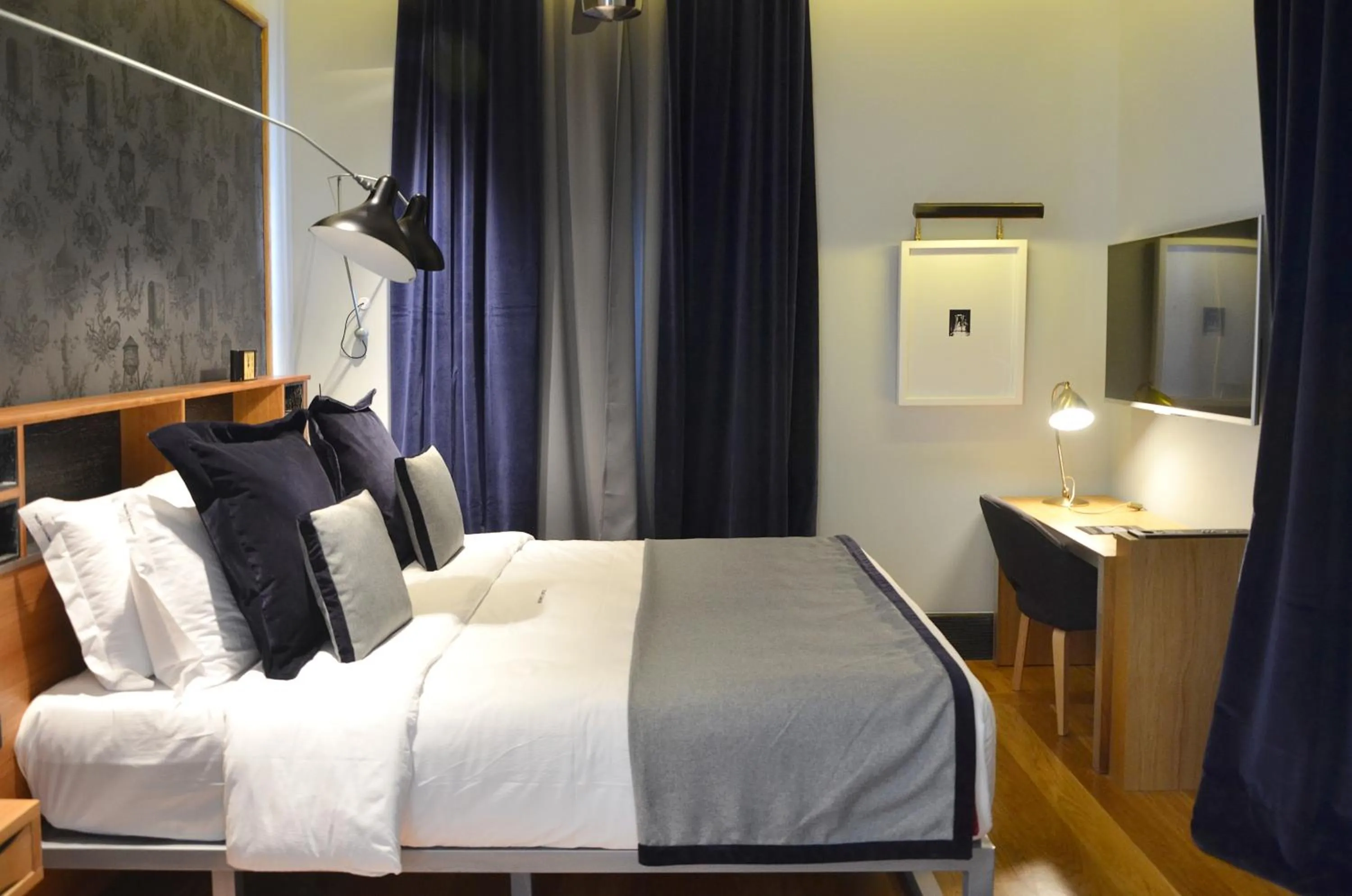 Bedroom, Bed in Browns Central Hotel