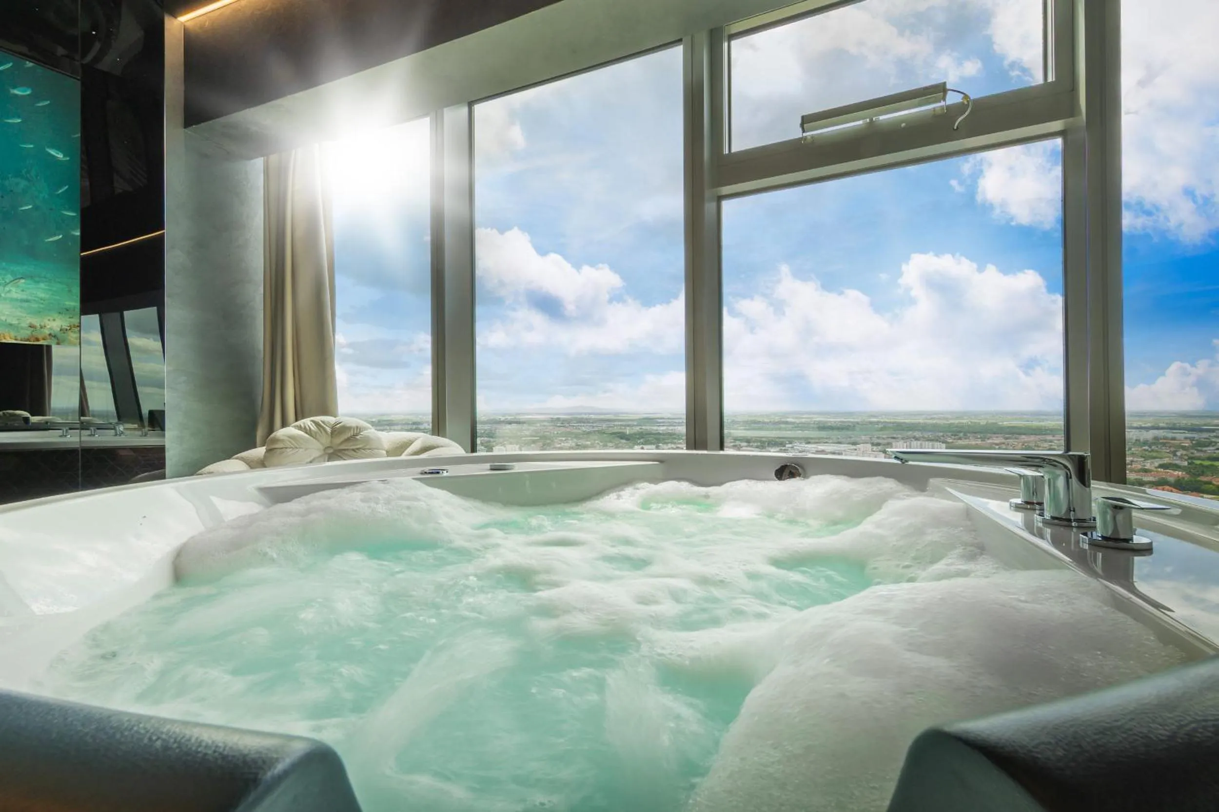 Hot Tub in In The Sky - Apartamenty w Sky Tower