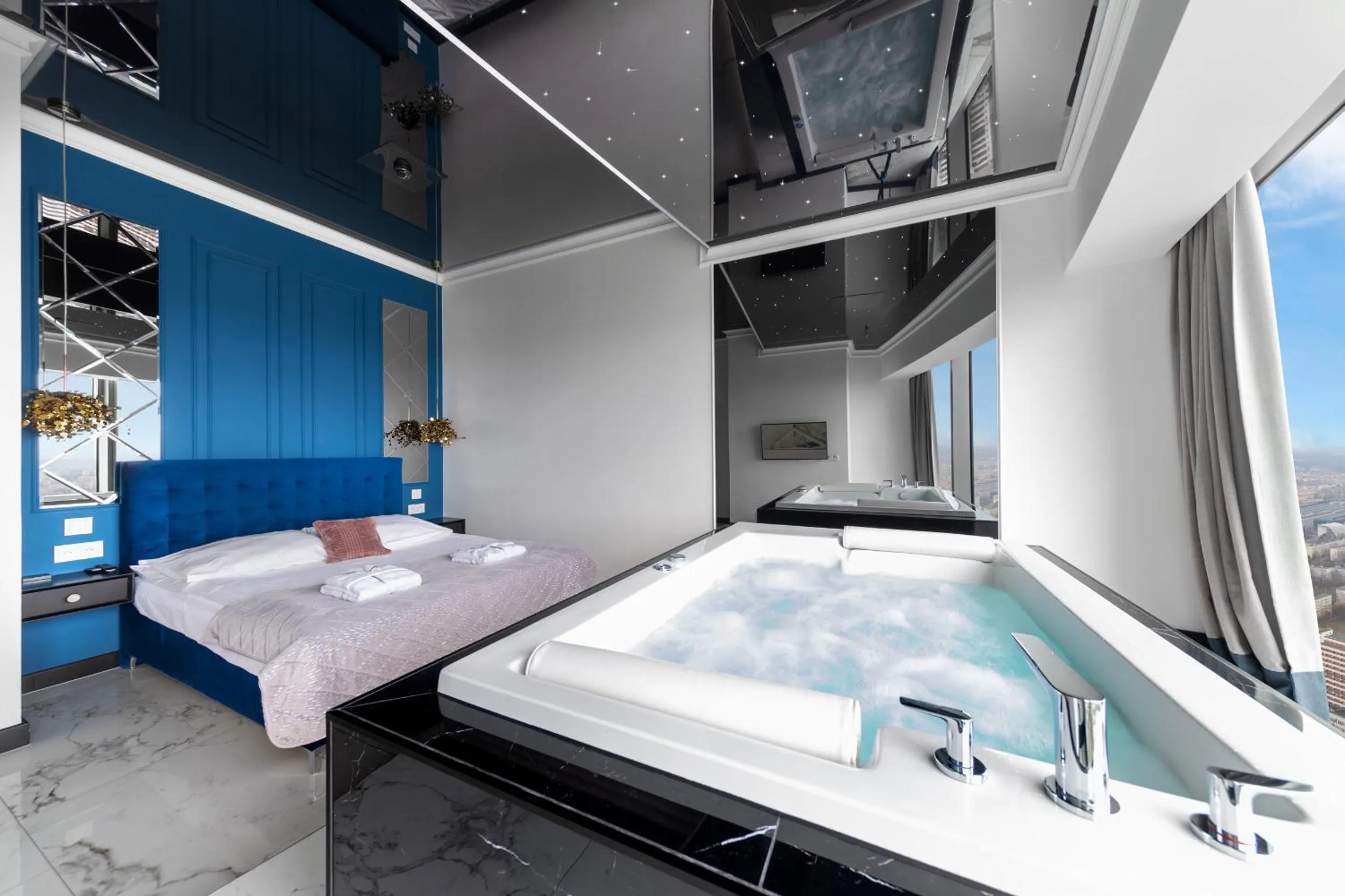 Bedroom, Bed in In The Sky - Apartamenty w Sky Tower