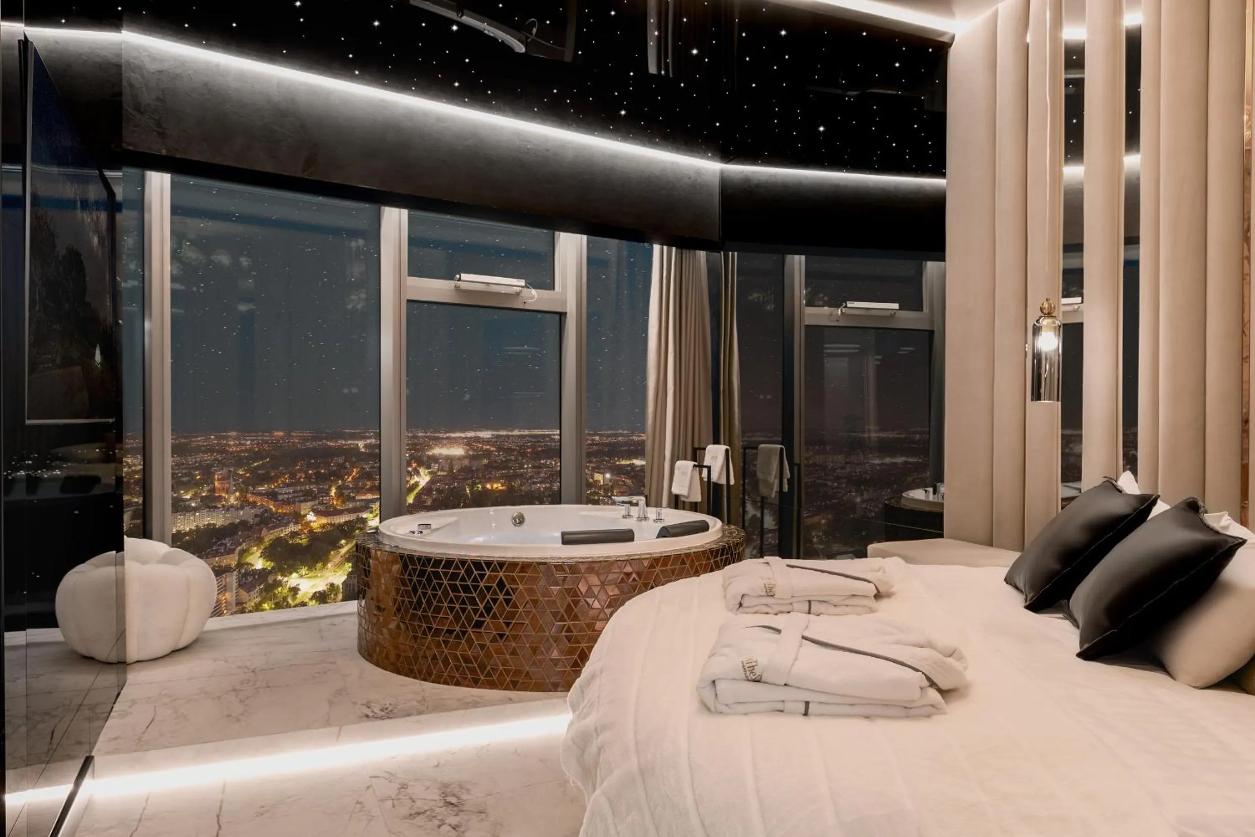 Bedroom, Bed in In The Sky - Apartamenty w Sky Tower