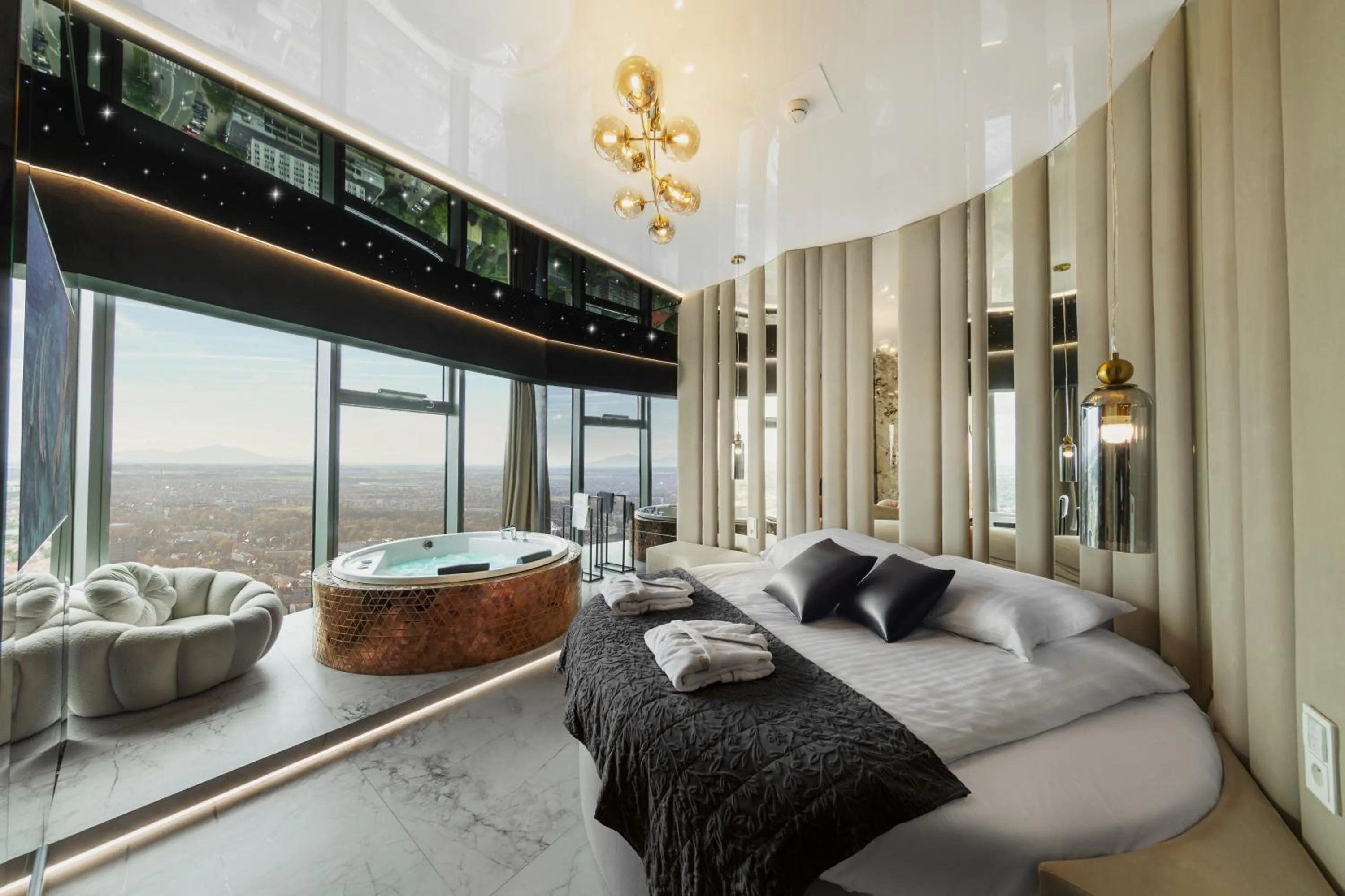 Bedroom, Bed in In The Sky - Apartamenty w Sky Tower