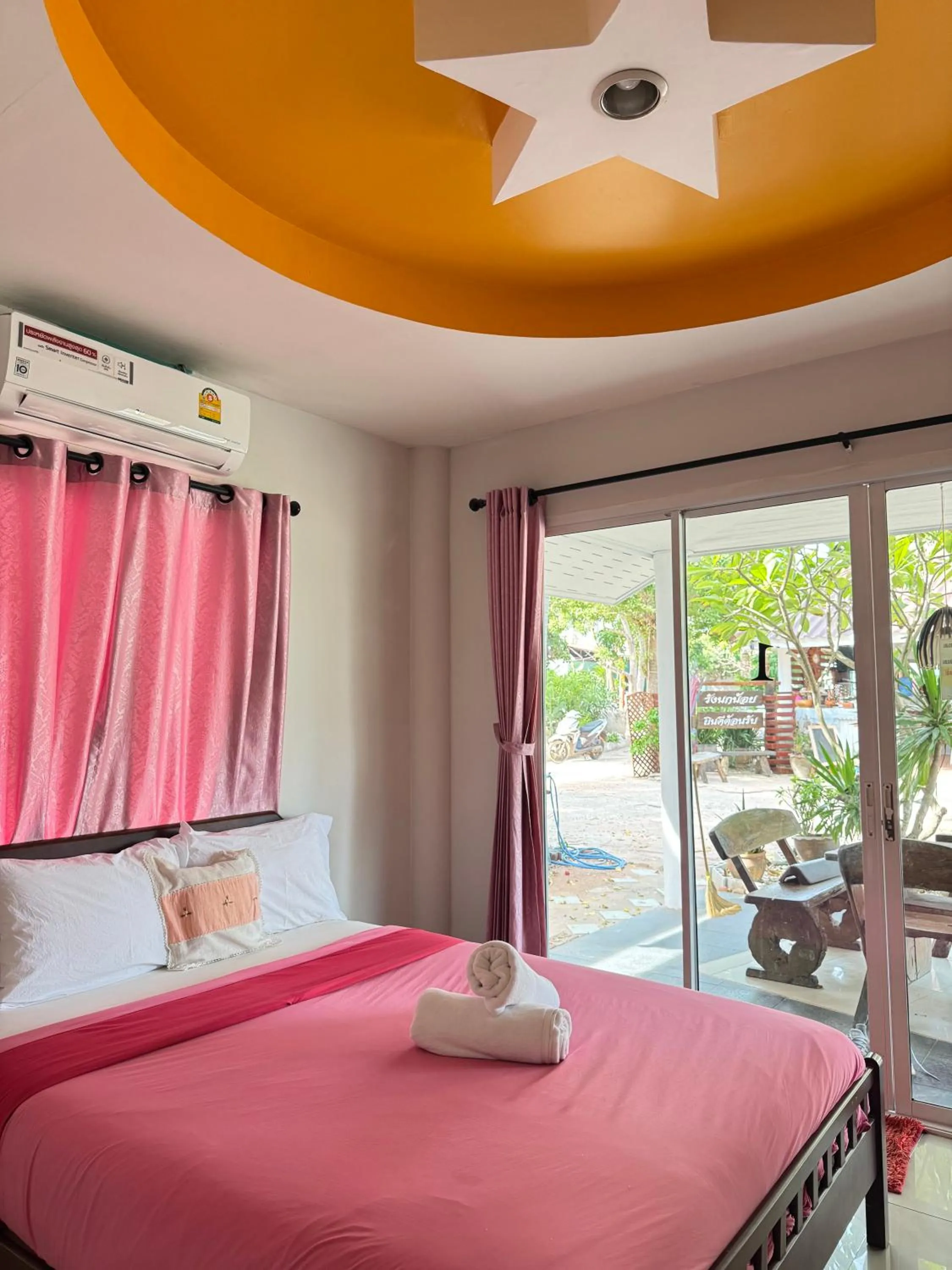 Bed in Rang Noknoy Resort at Kohlarn