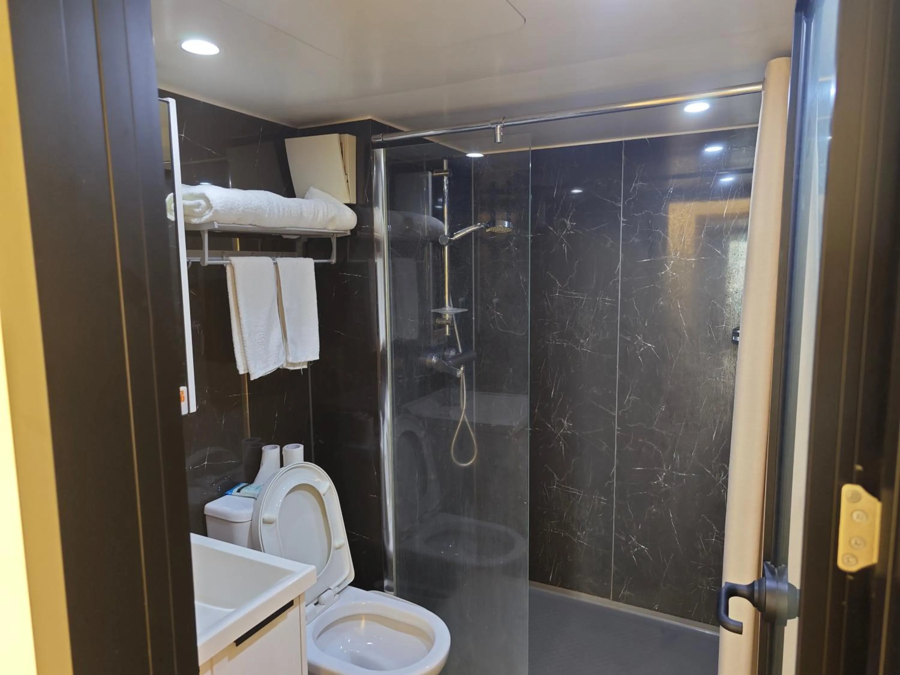Shower in Xinghe Times Apartment - Shenzhen North Railway Station