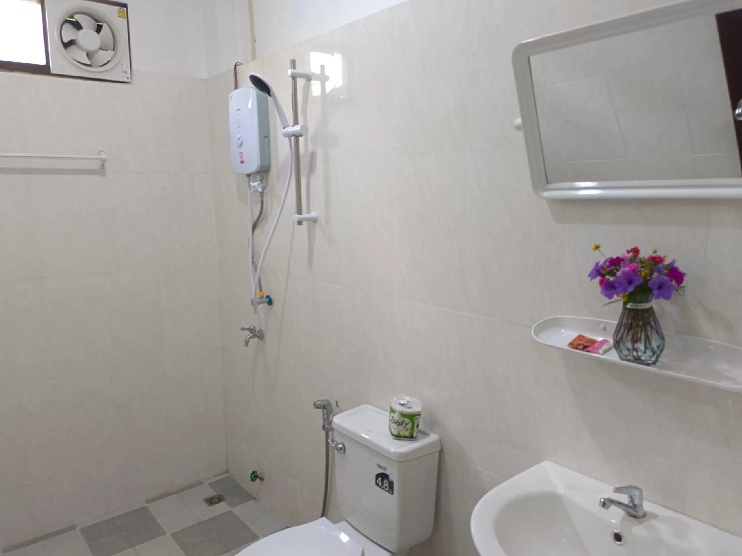 Shower in VangVieng Dokchampa Resort