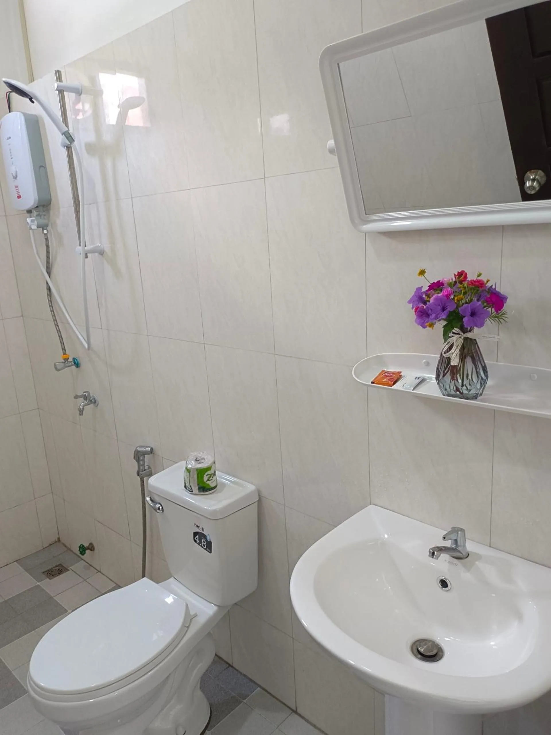 Shower in VangVieng Dokchampa Resort