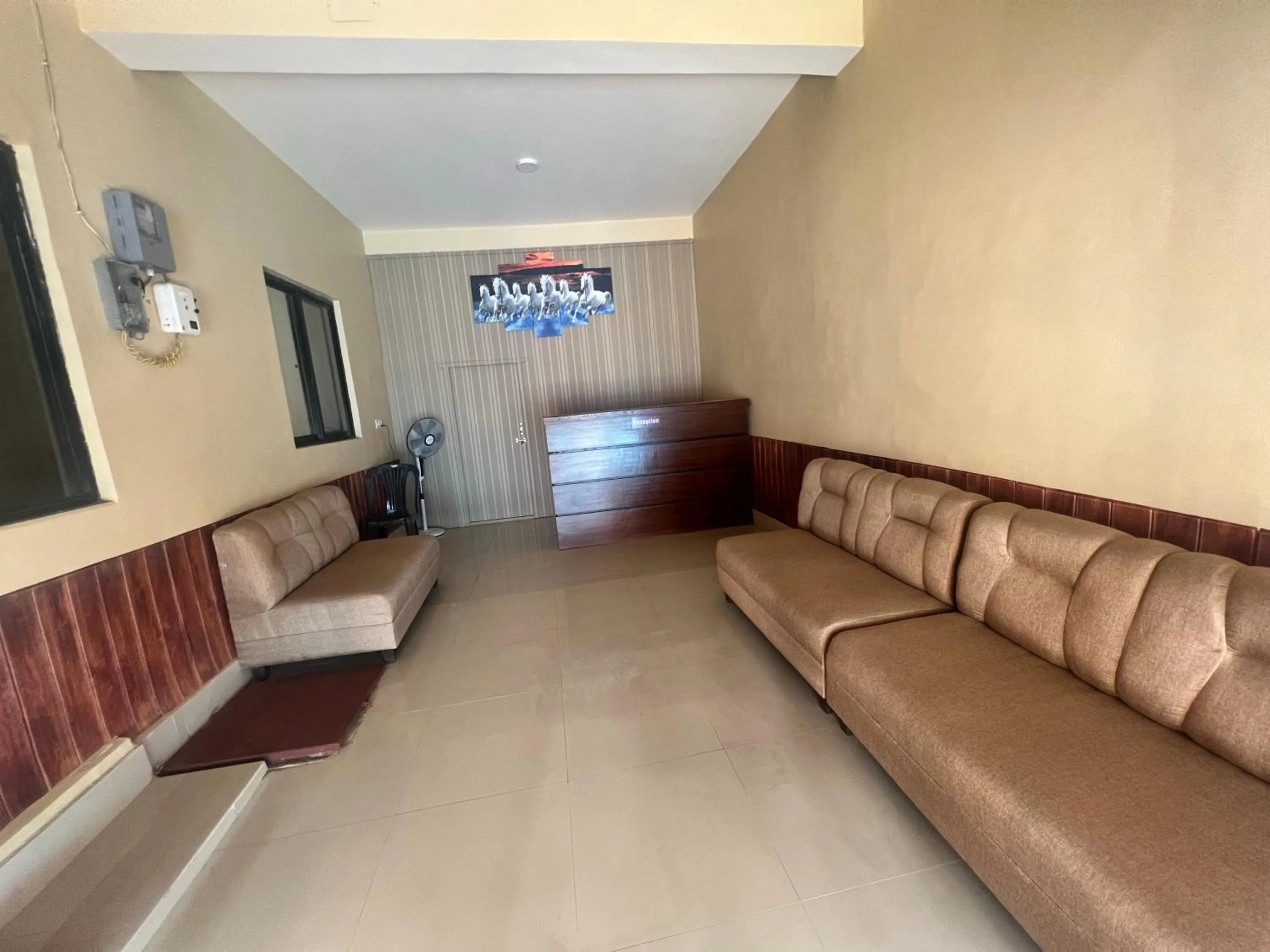 Communal lounge/ TV room in Hotel Down To Earth