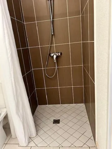 Shower in Kosy Appart Hôtel Résidence Arboréa