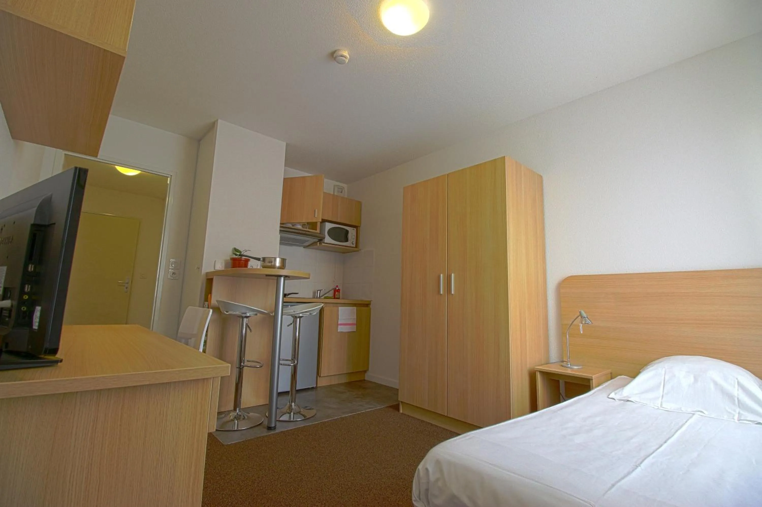 Communal lounge/ TV room in Kosy Appart Hôtel Résidence Arboréa