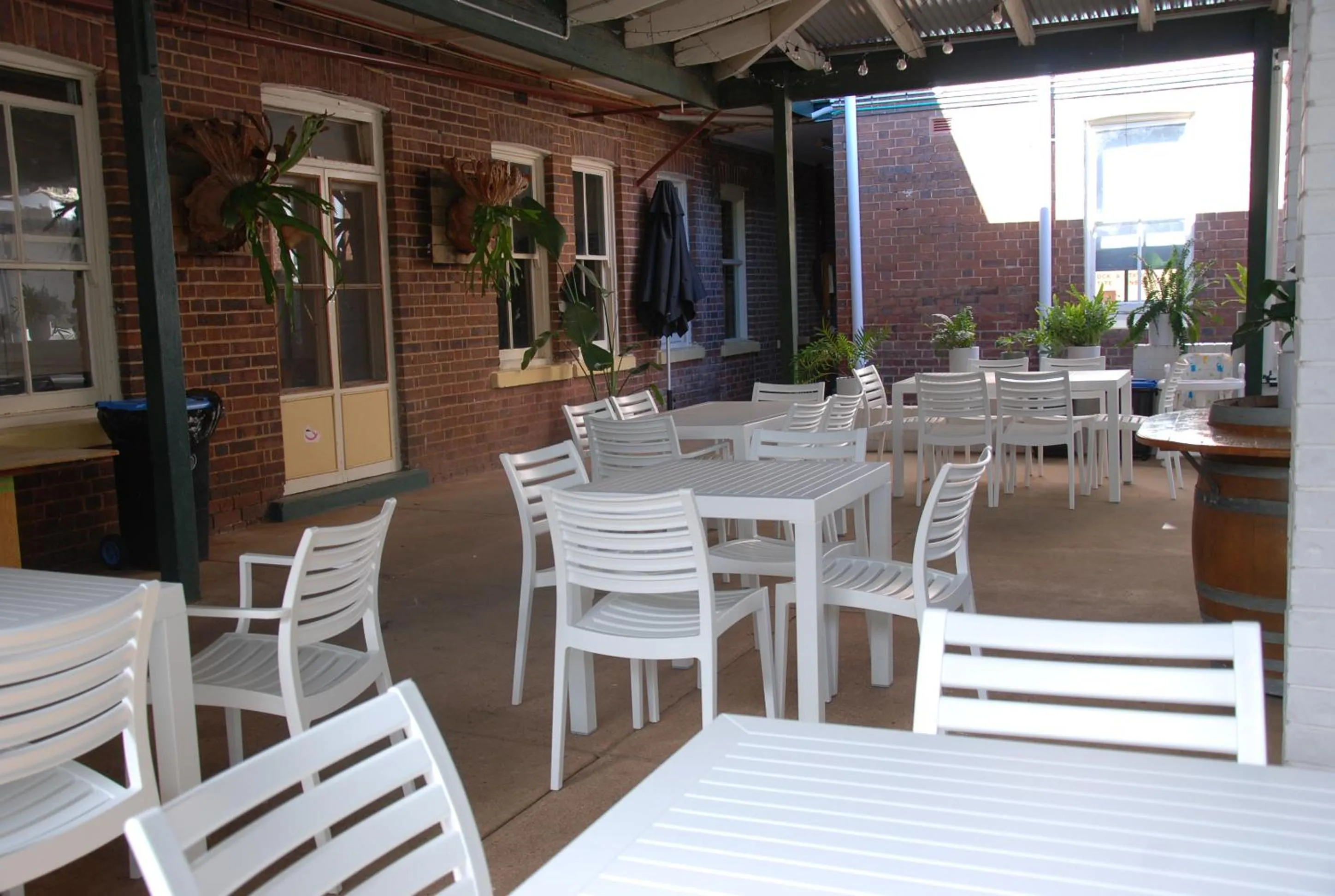 Inner courtyard view in THE FED AND BED TEMORA