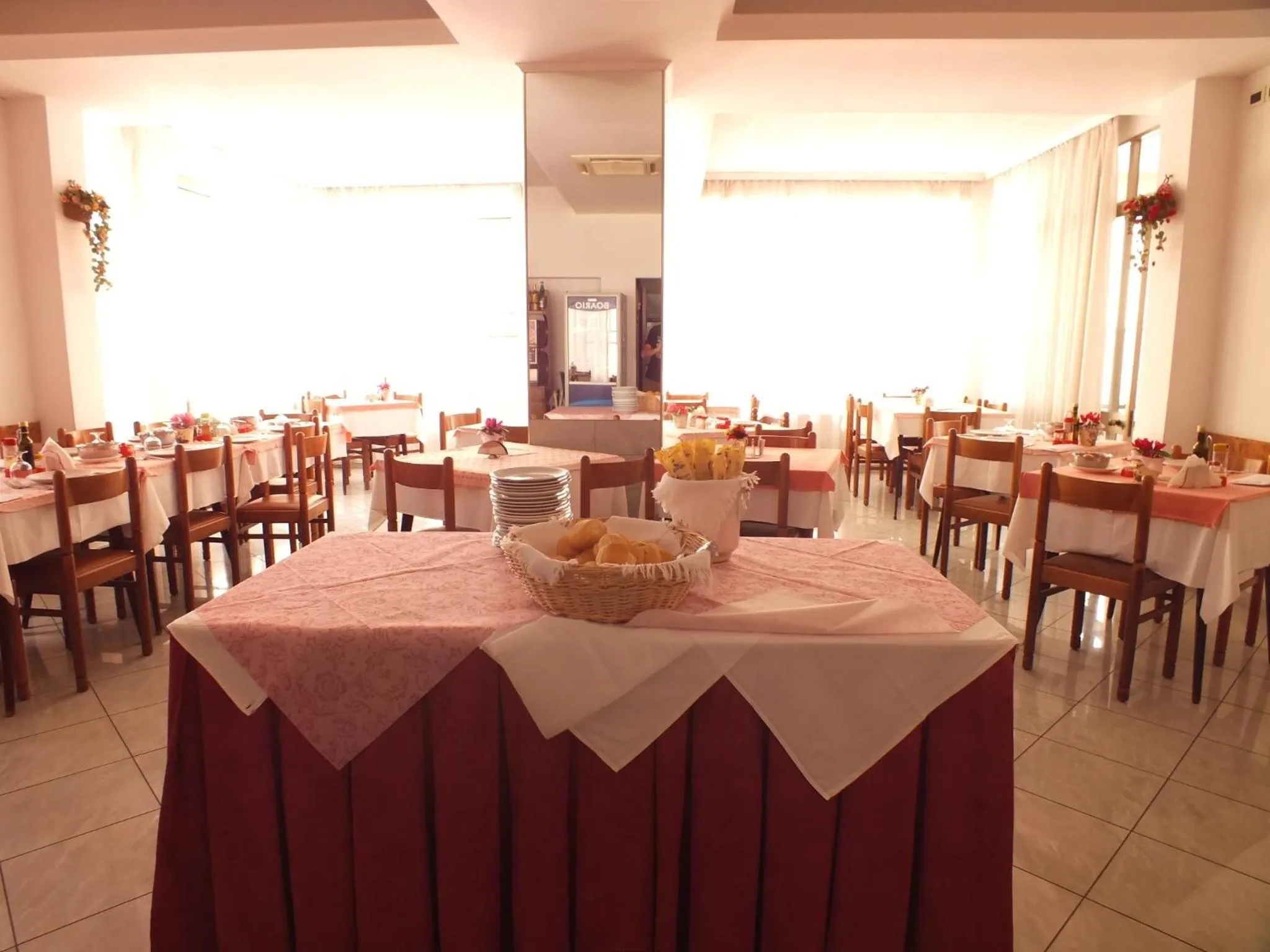 Restaurant/places to eat in Hotel Luana