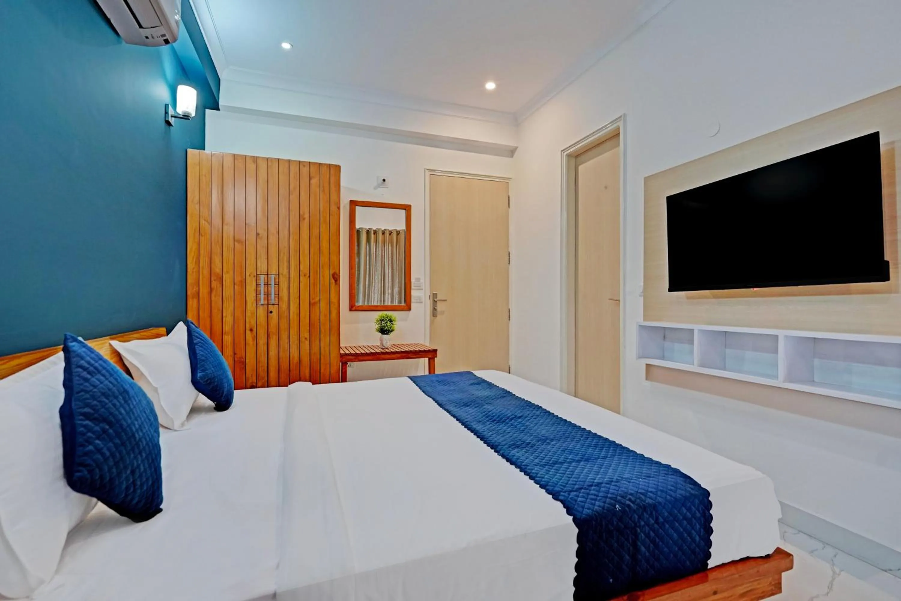 Bed in The Byke Express Medicity Near Medanta