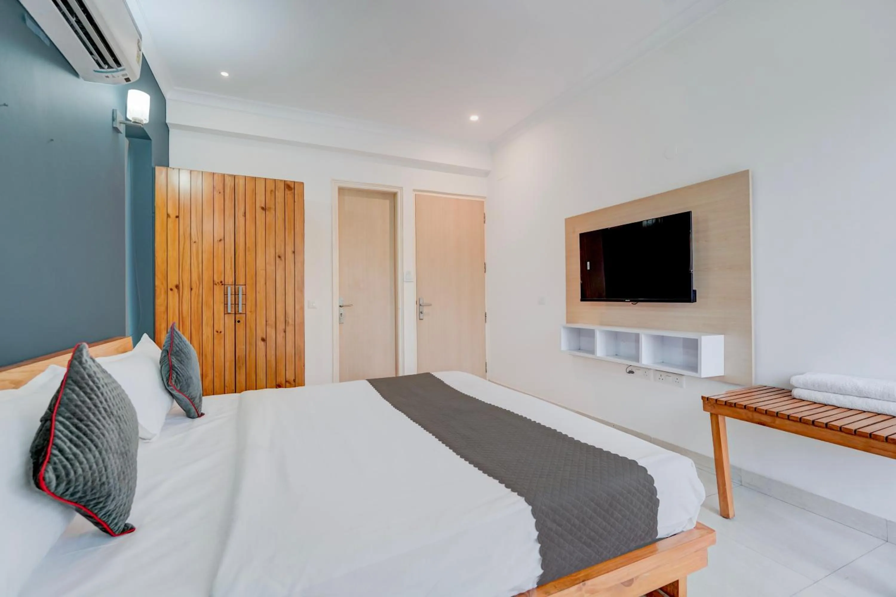 Bed in The Byke Express Medicity Near Medanta