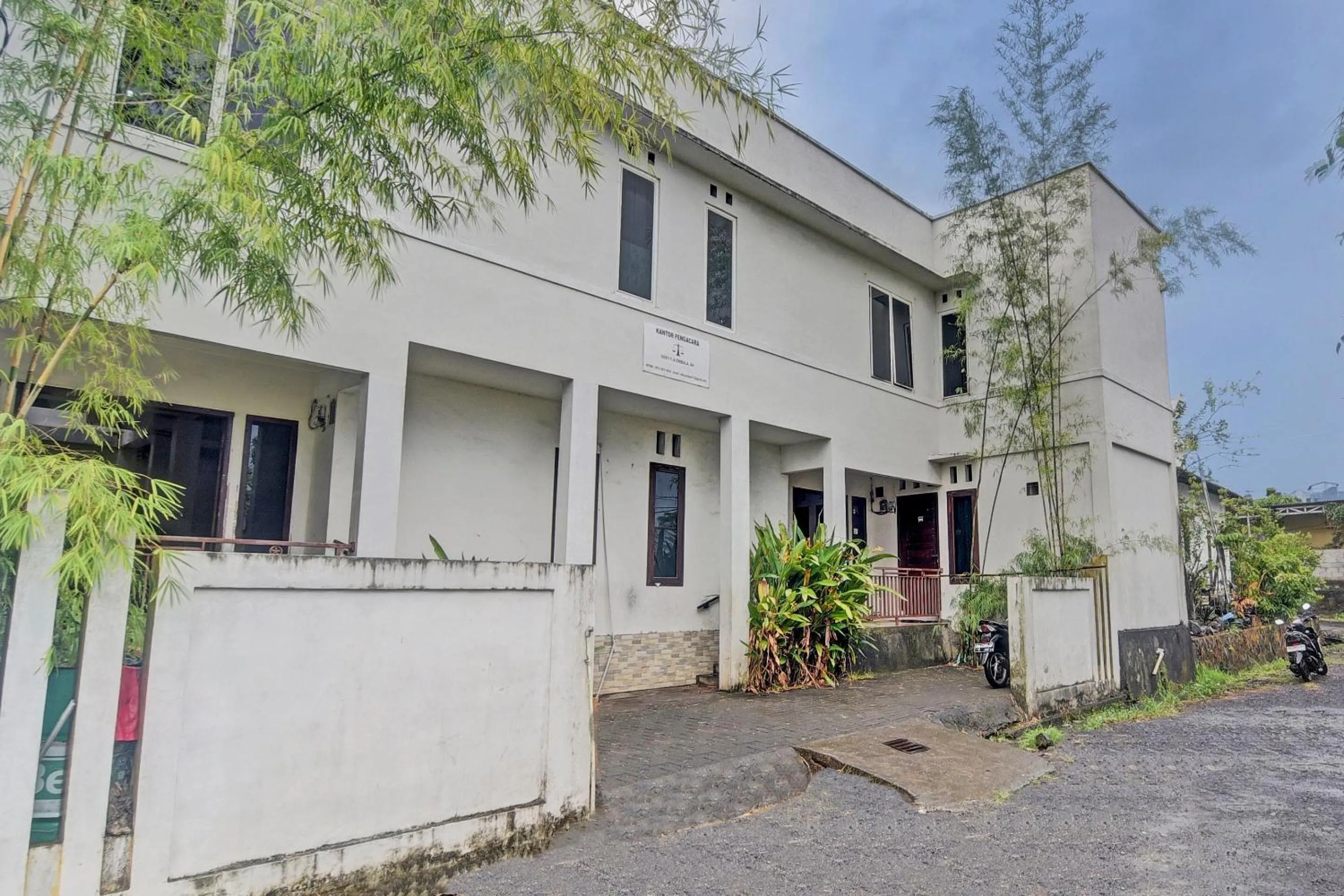 Facade/entrance in Hotel O Kost 99