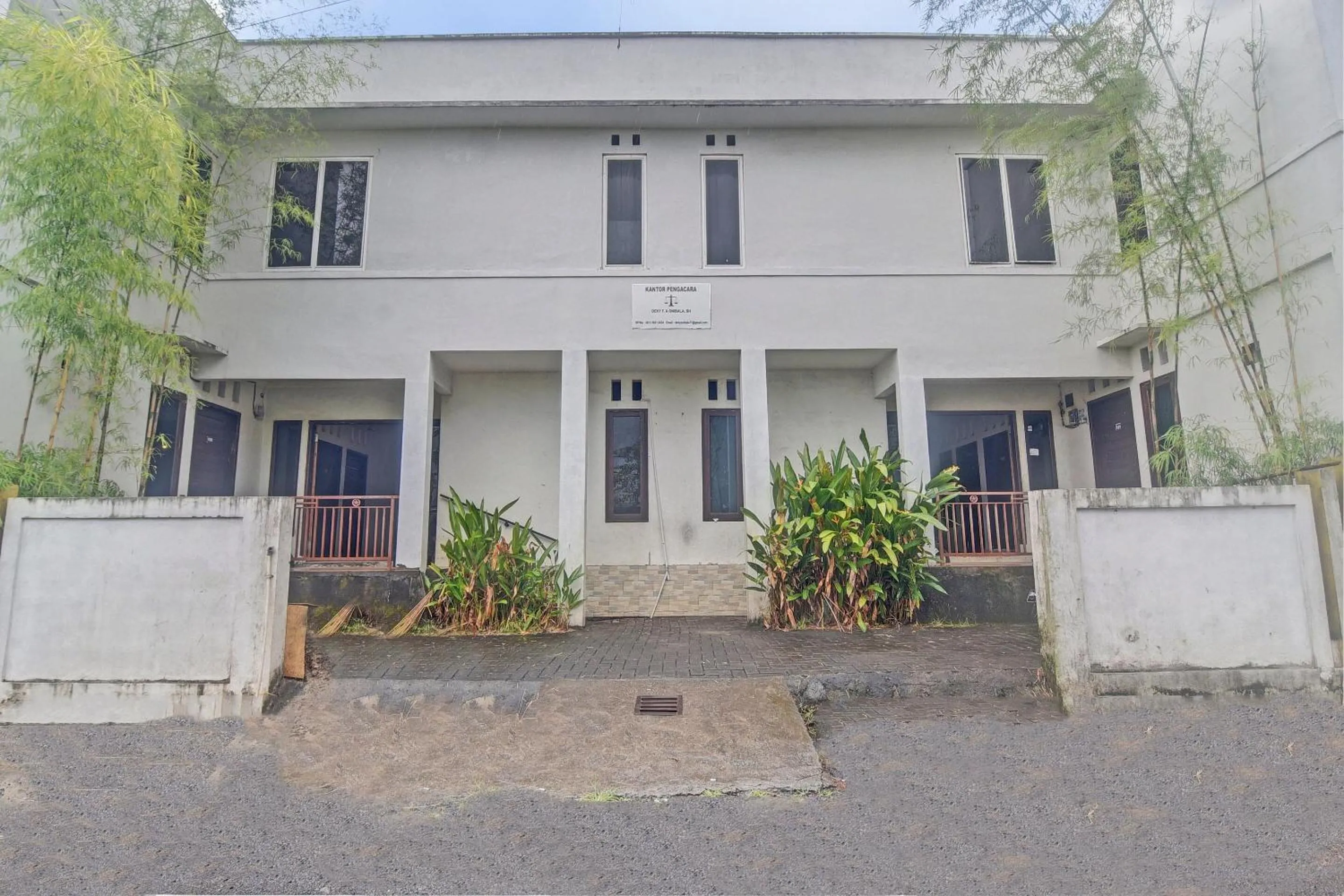 Facade/entrance in Hotel O Kost 99