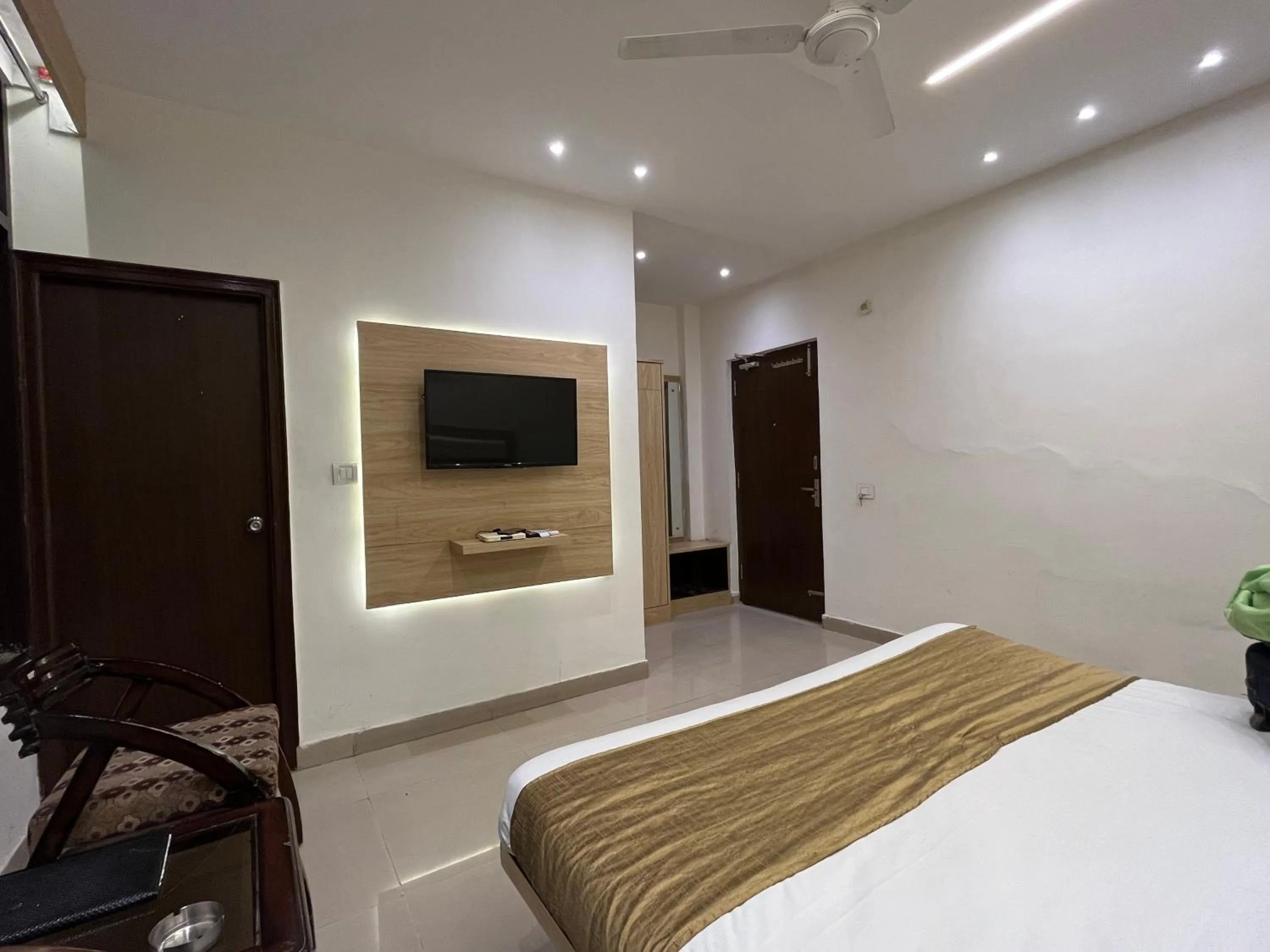 Communal lounge/ TV room, Bed in Hotel The Benz