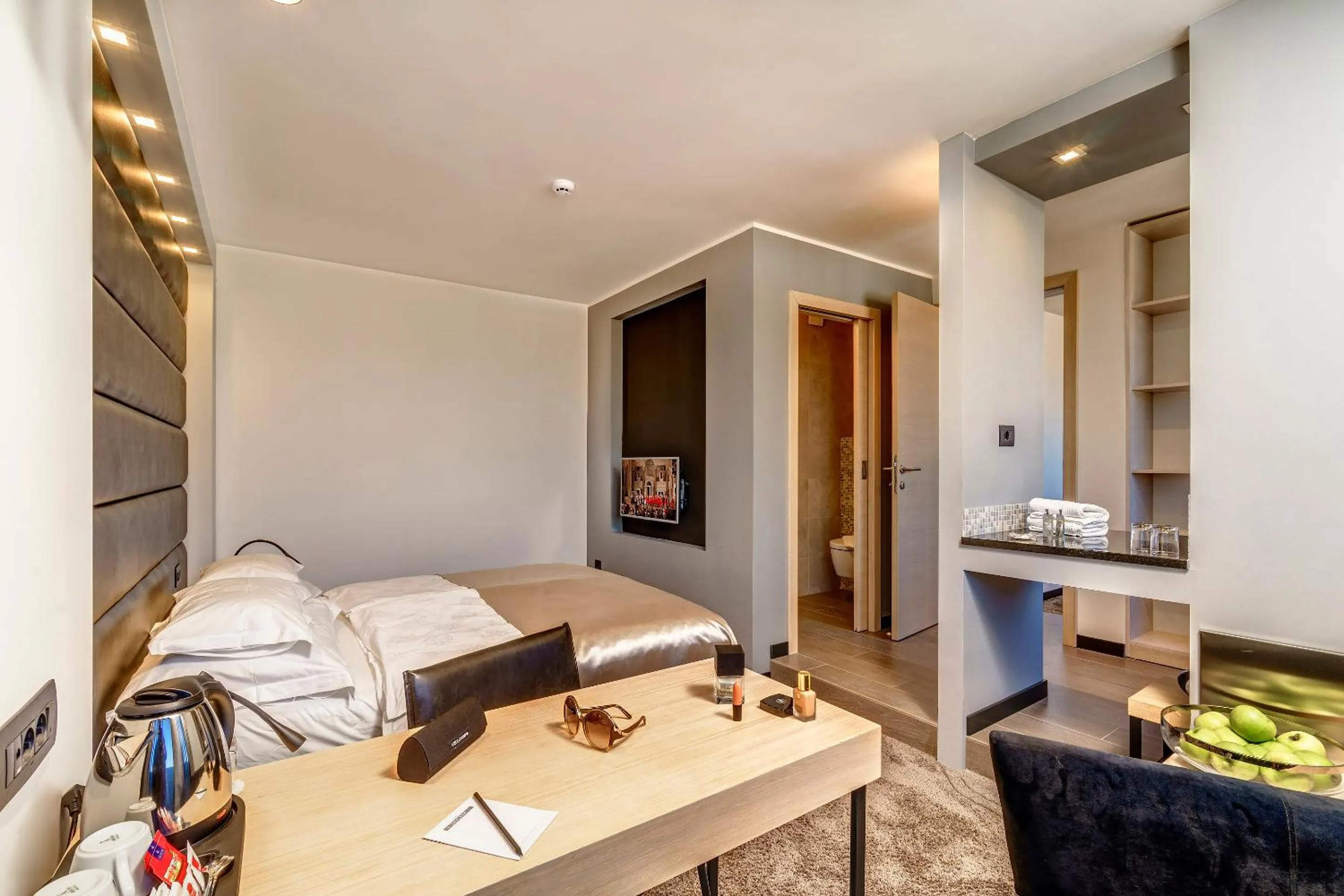 Bathroom, Bed in The View Luxury Rooms