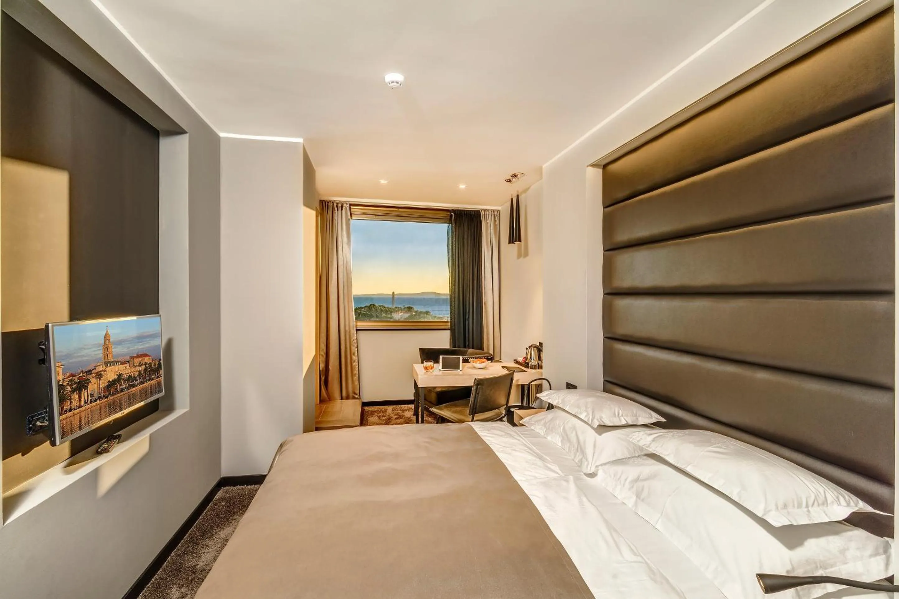 Bedroom, Bed in The View Luxury Rooms