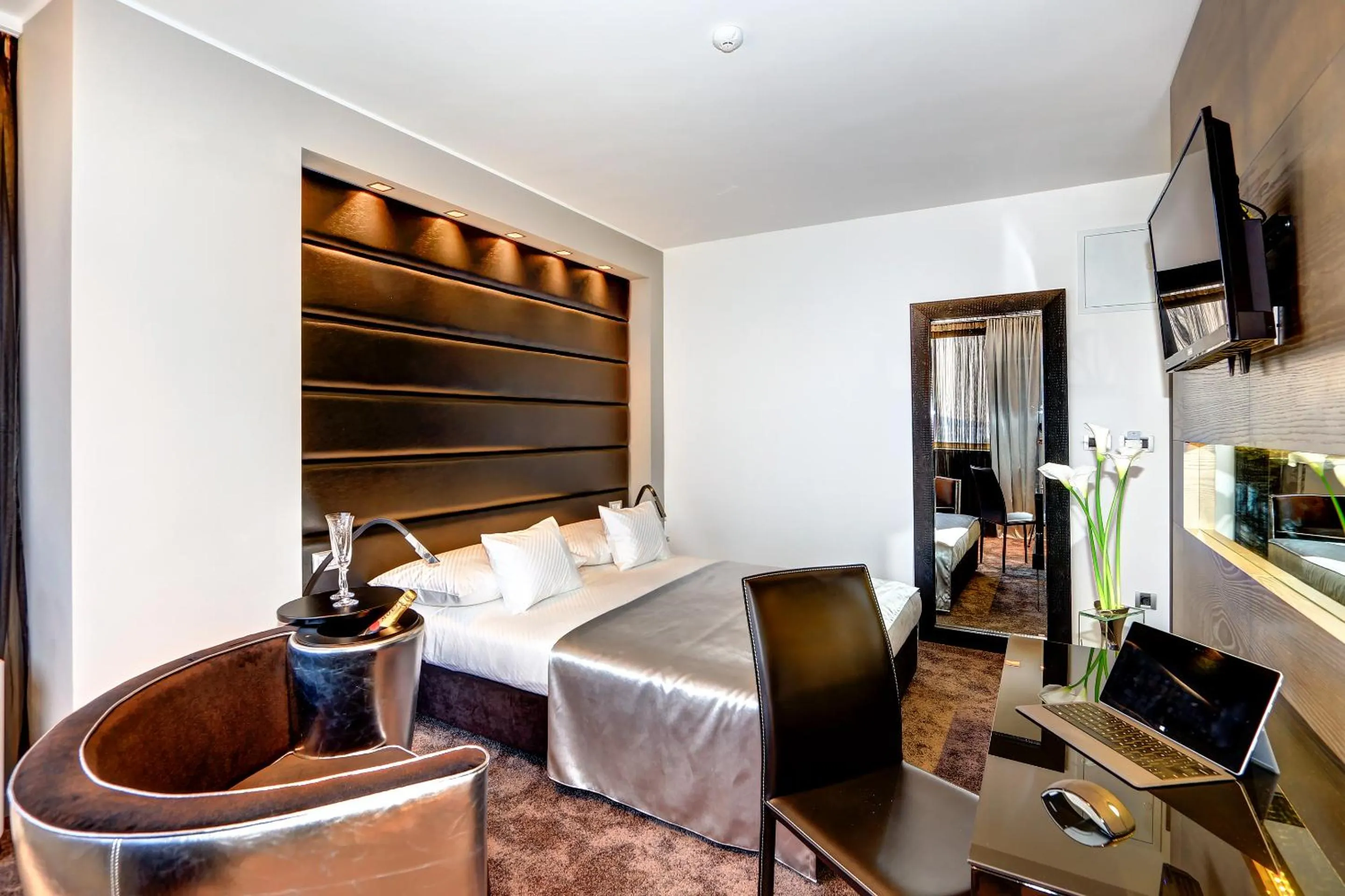 Seating area, Bed in The View Luxury Rooms