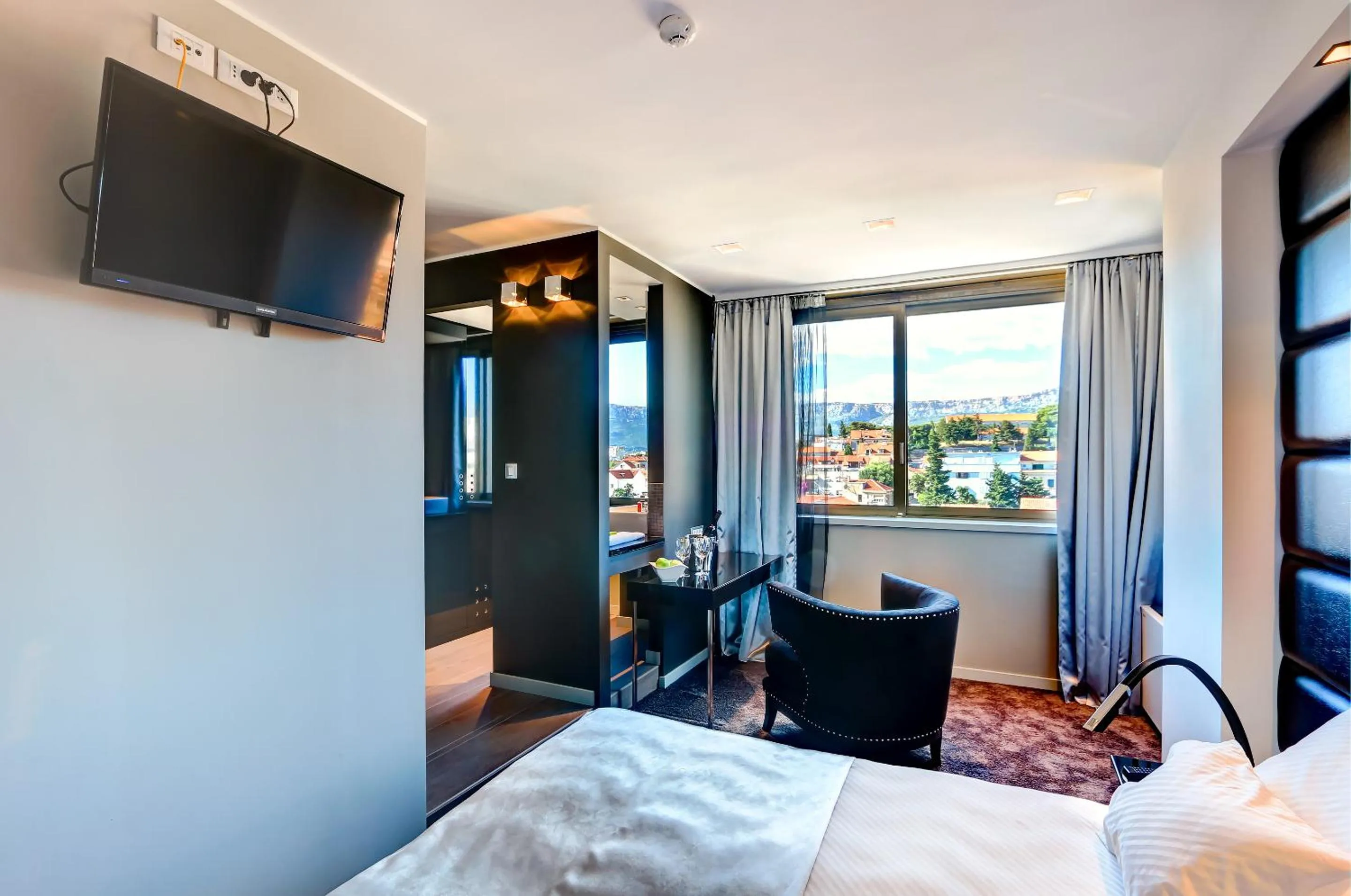 Seating area, Bed in The View Luxury Rooms