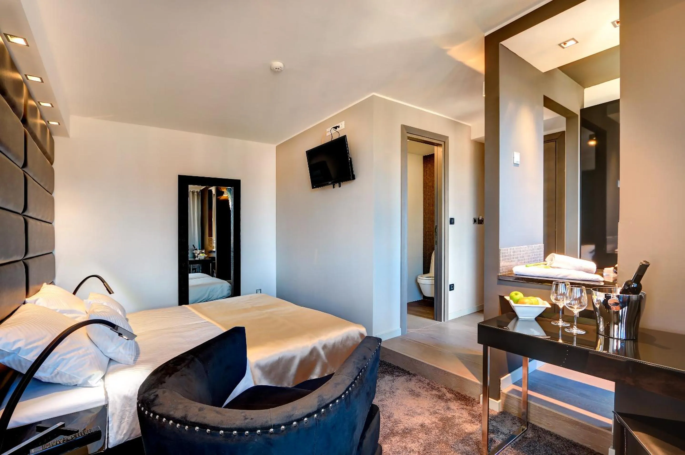 Bathroom, Bed in The View Luxury Rooms