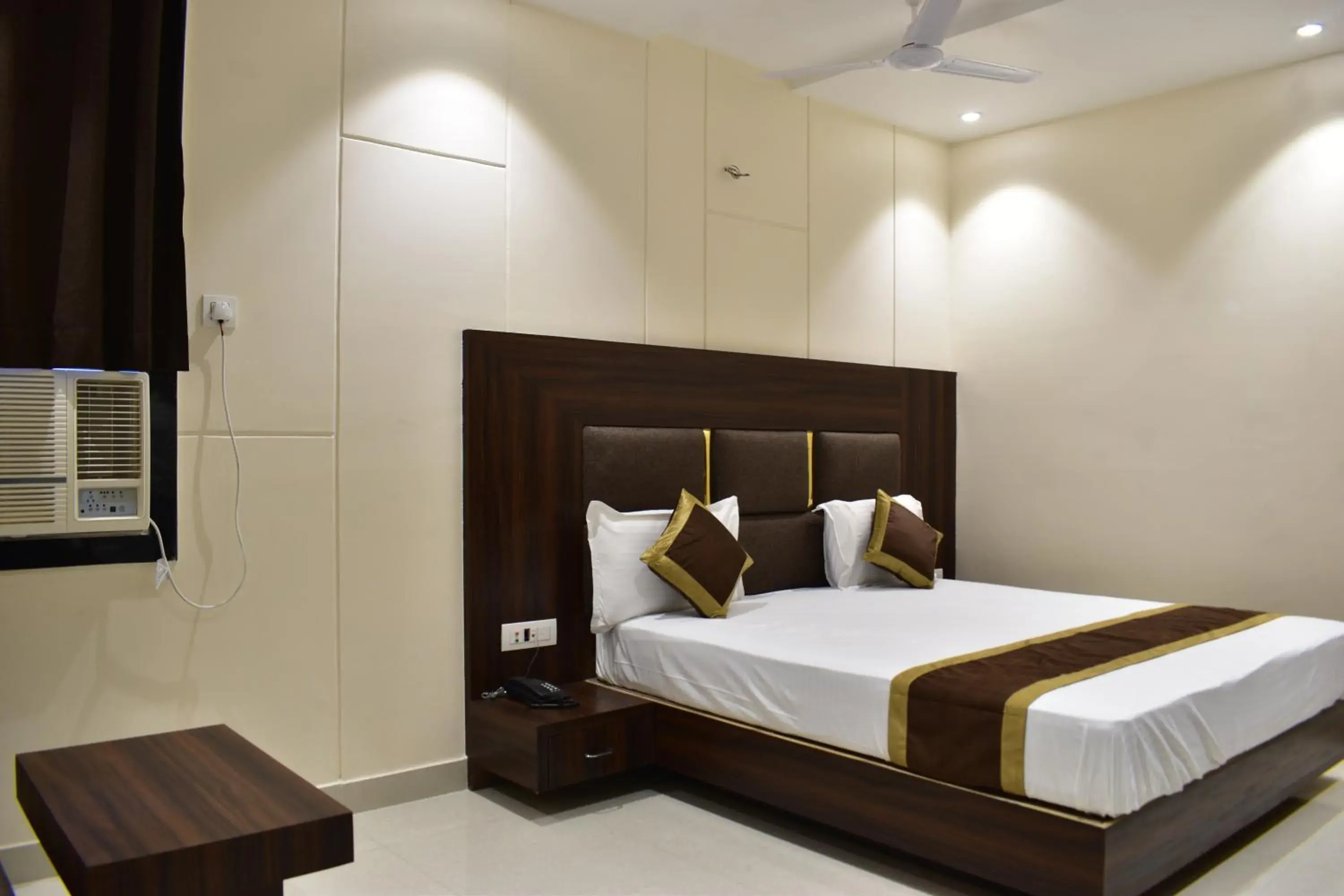 Superior King Room - single occupancy in Hotel Kusum Palace Superior King Room - single occupancy in Hotel Kusum Palace