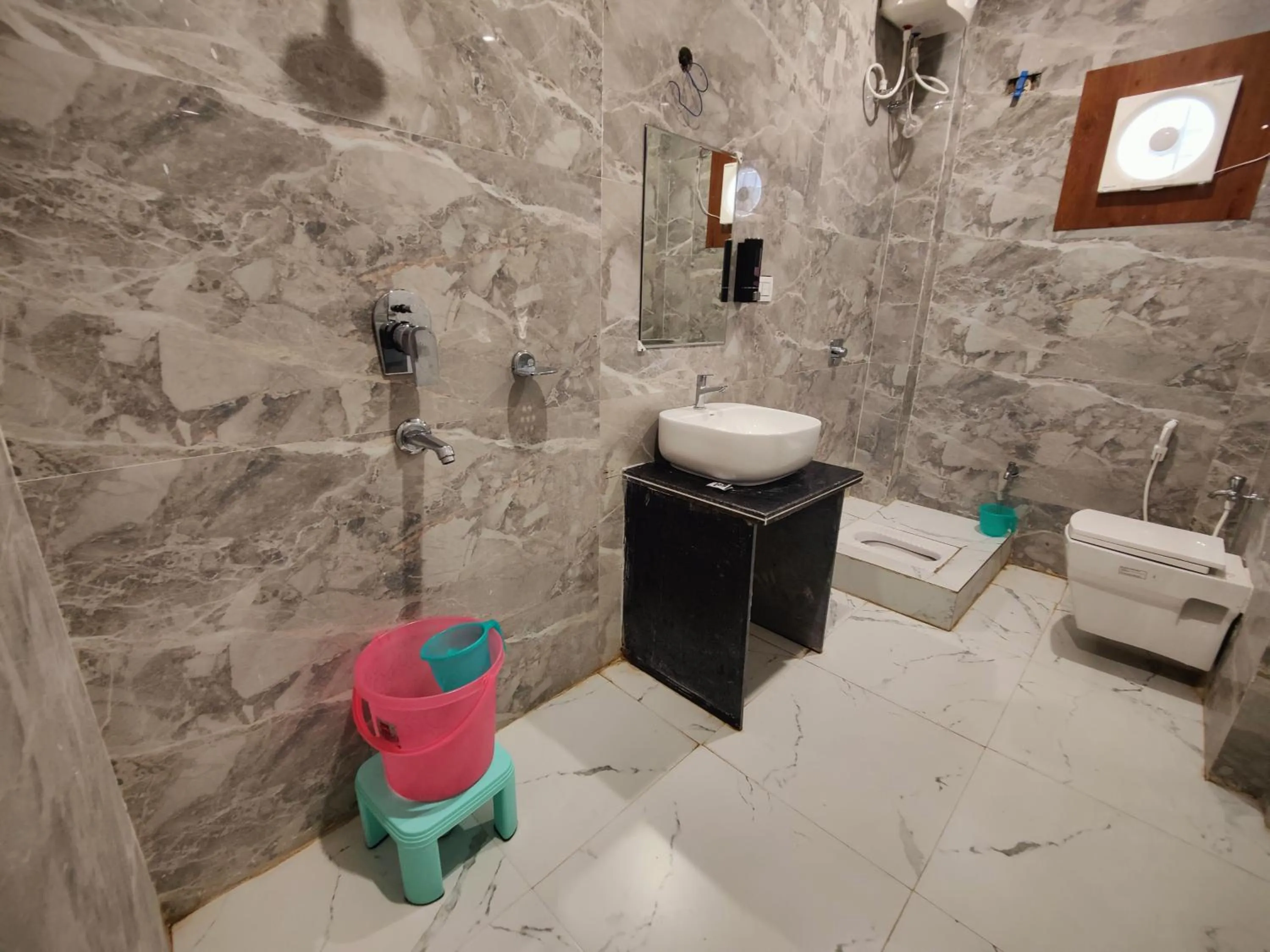 Shower in Hotel Kusum Palace