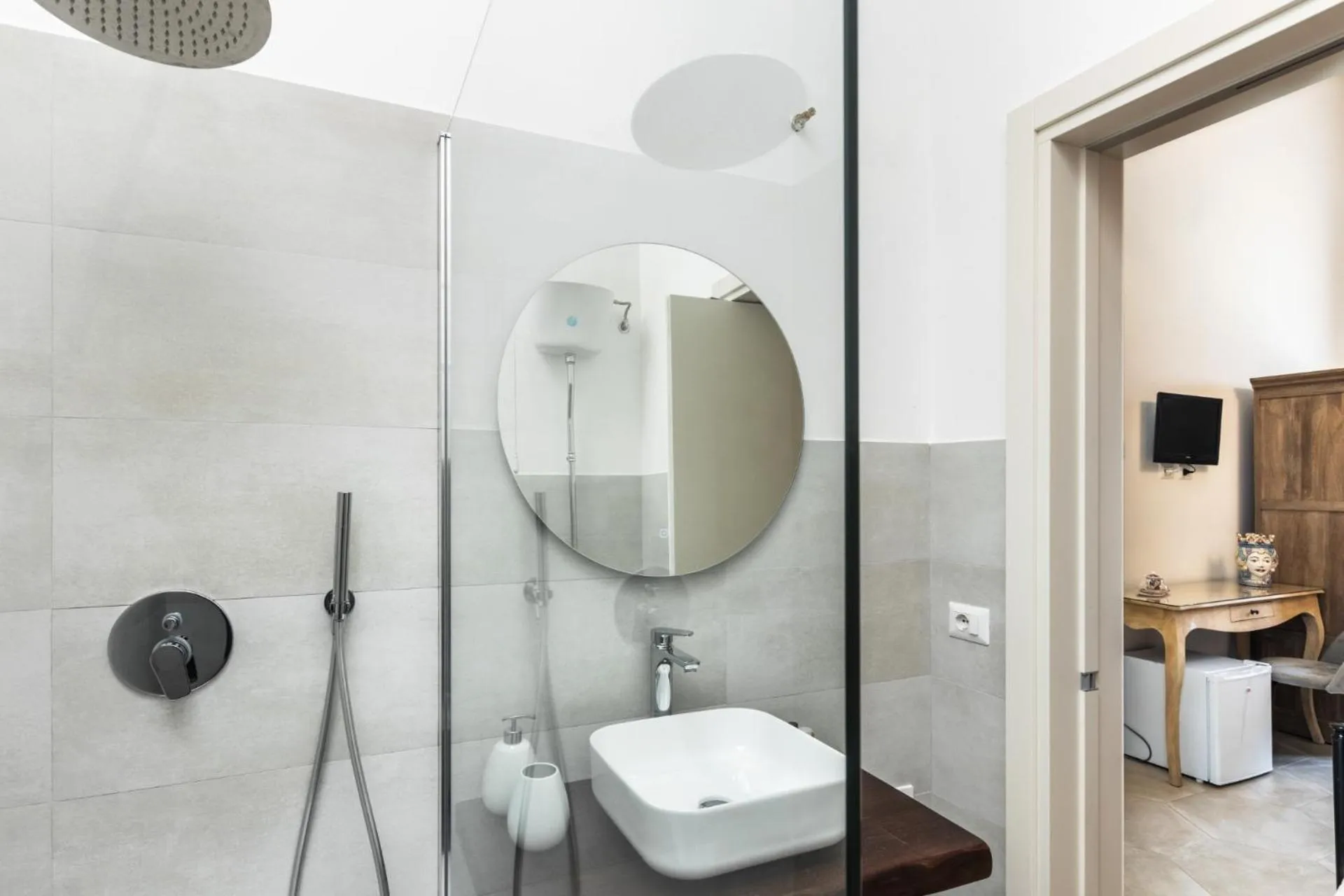 Shower in Morfeo Charming Rooms & Relax