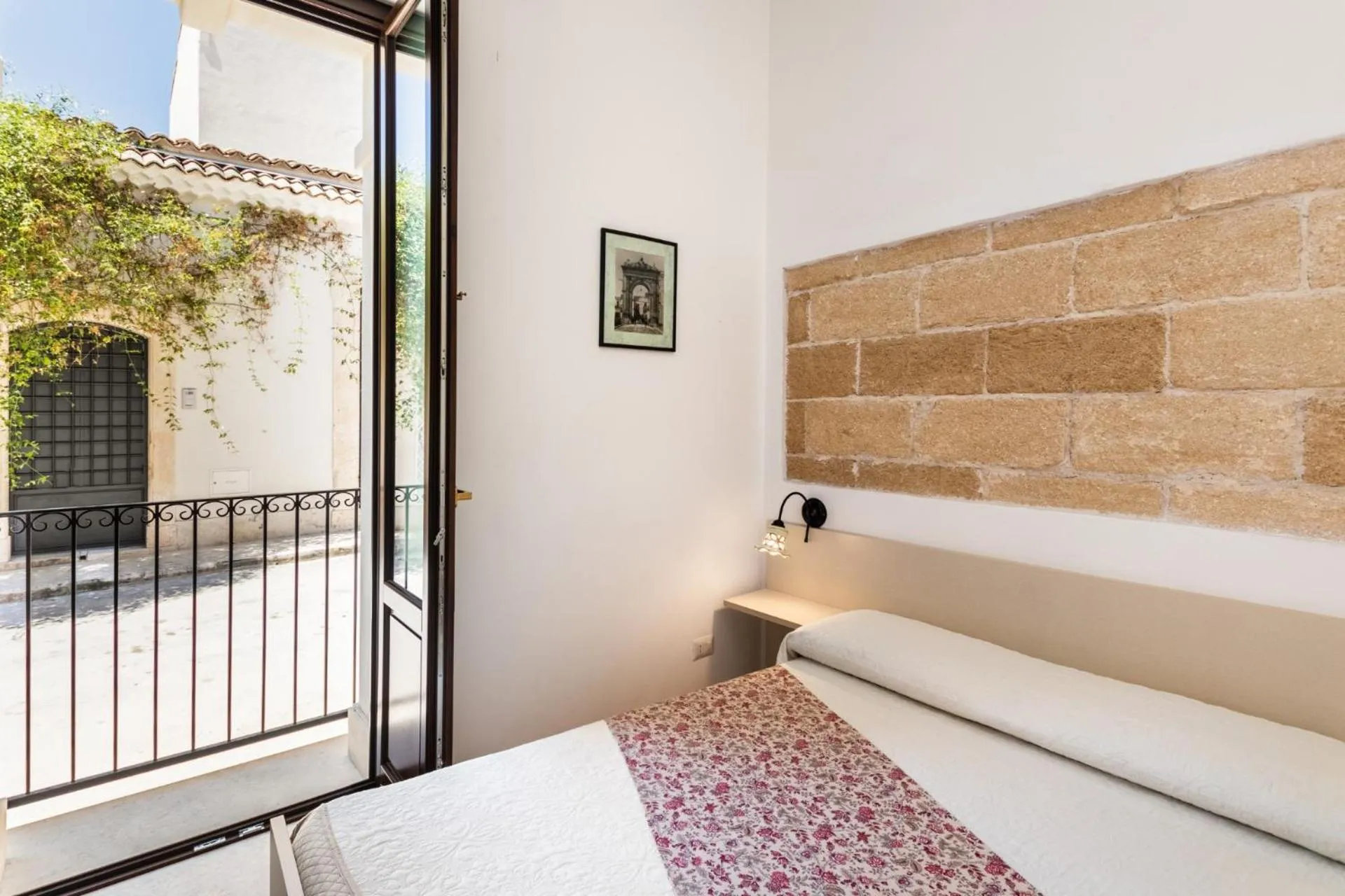 Quiet street view, Bed in Morfeo Charming Rooms & Relax