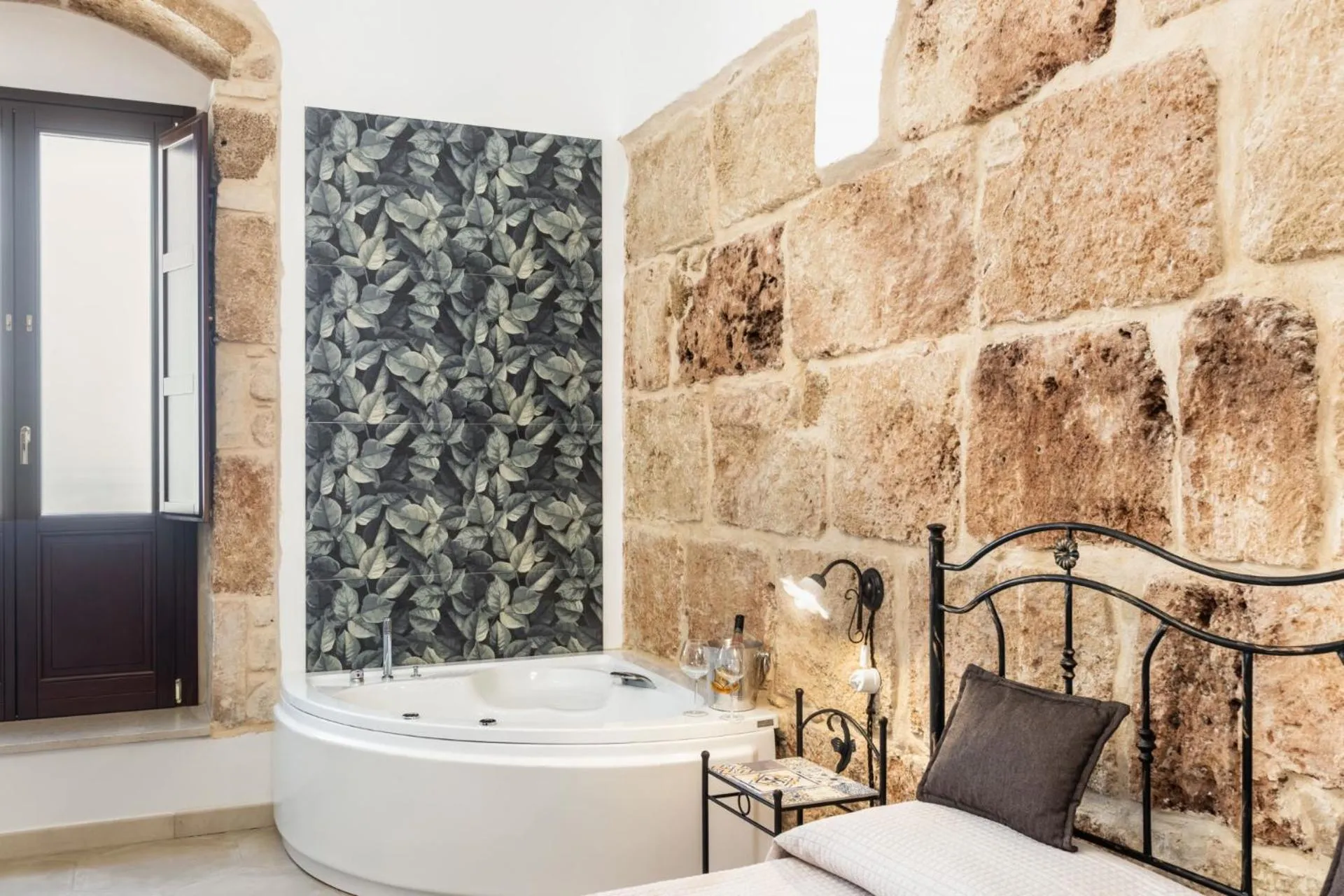 Hot Tub in Morfeo Charming Rooms & Relax