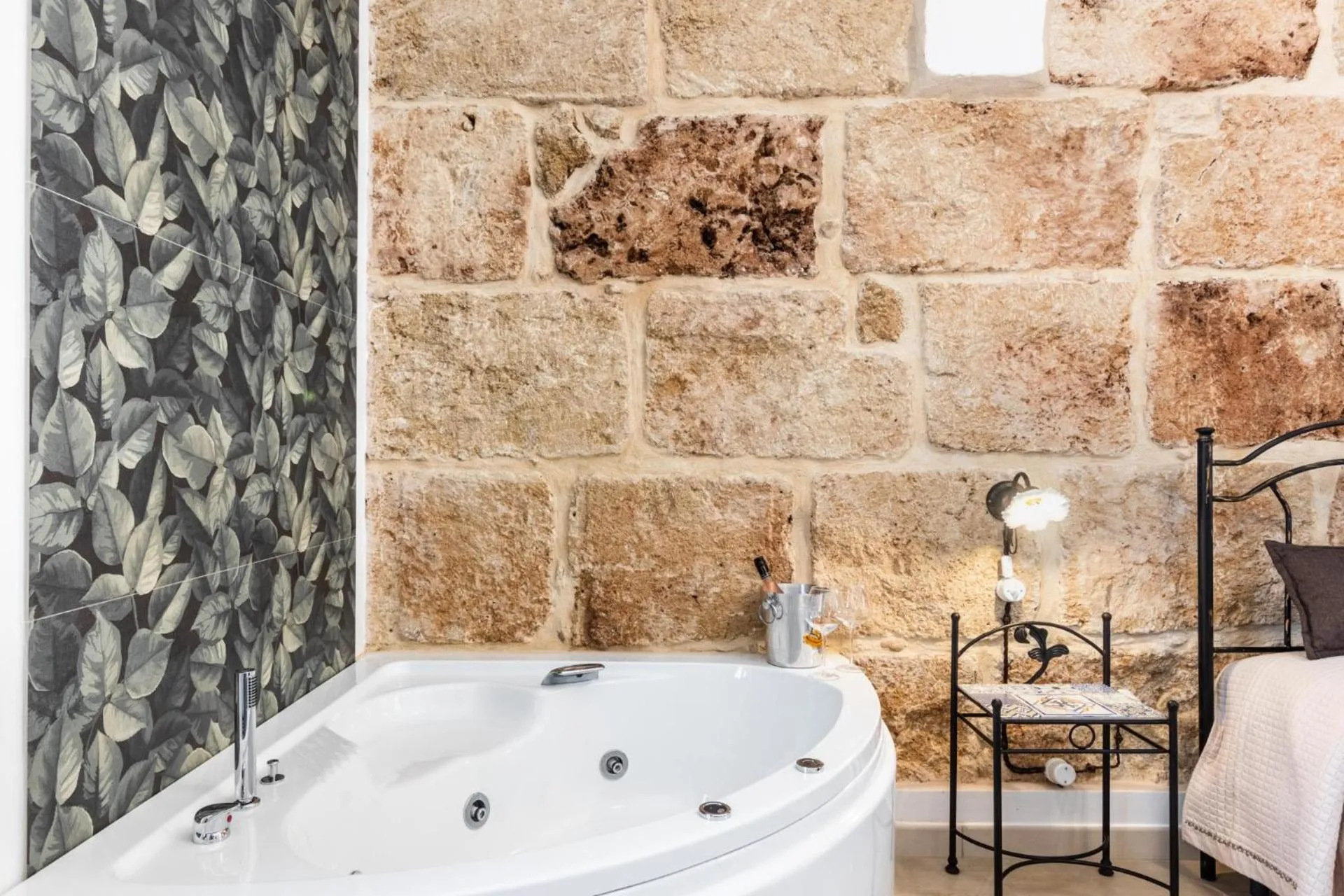 Hot Tub in Morfeo Charming Rooms & Relax