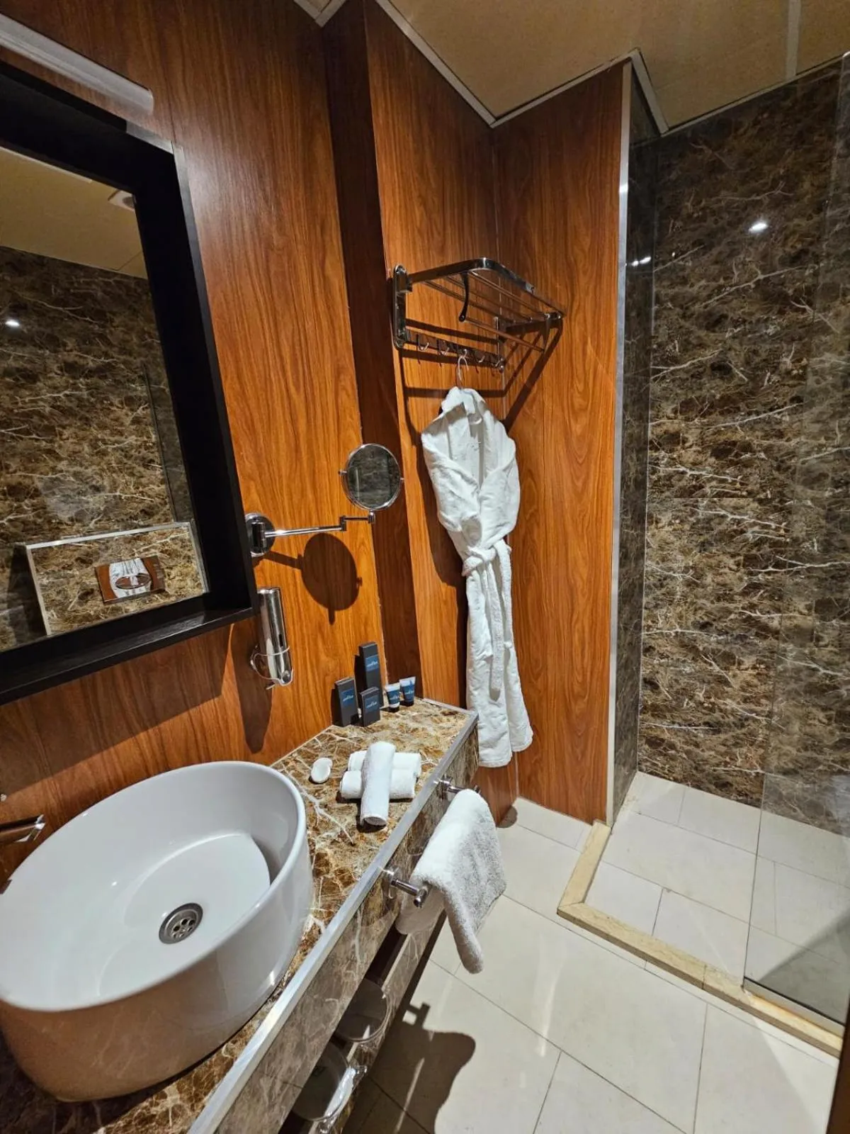 Shower in Qasr alnkheel resort and hotel