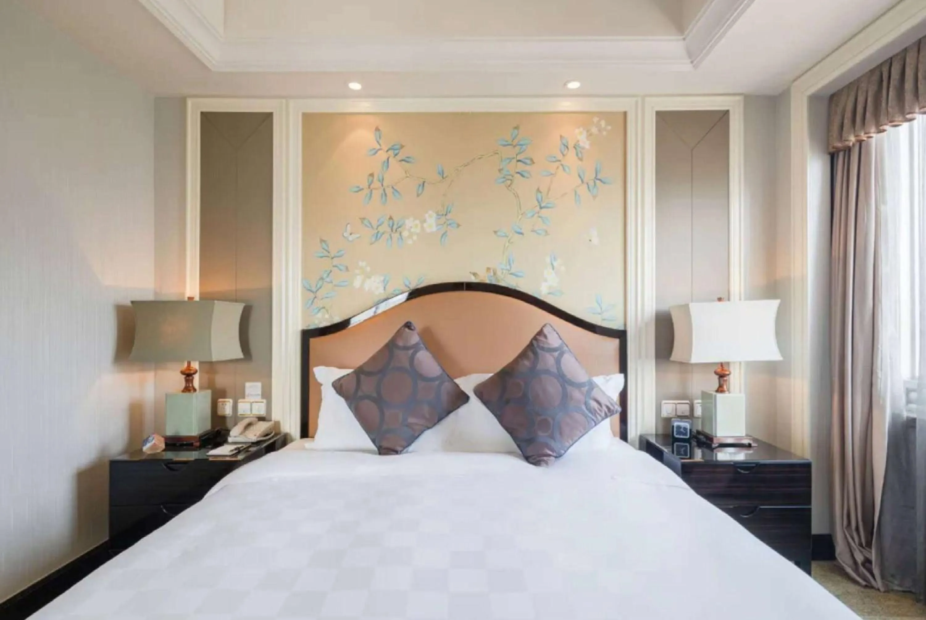 Photo of the whole room, Bed in Ramada Plaza Tianlu Hotel